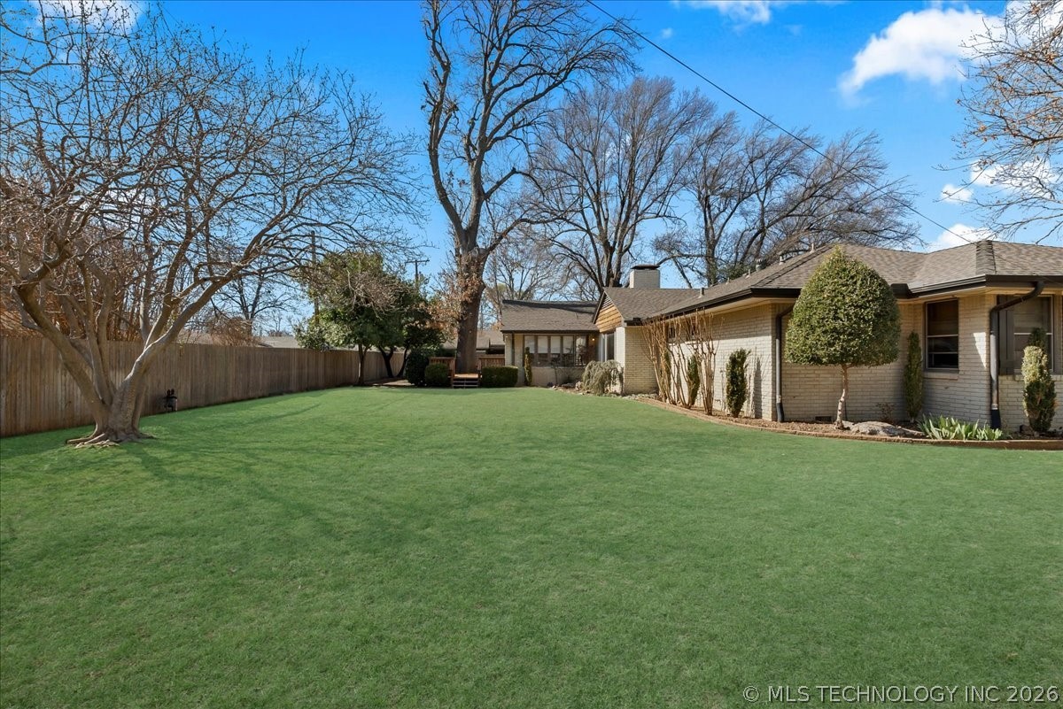 2706 E 57th Street Property Photo 9