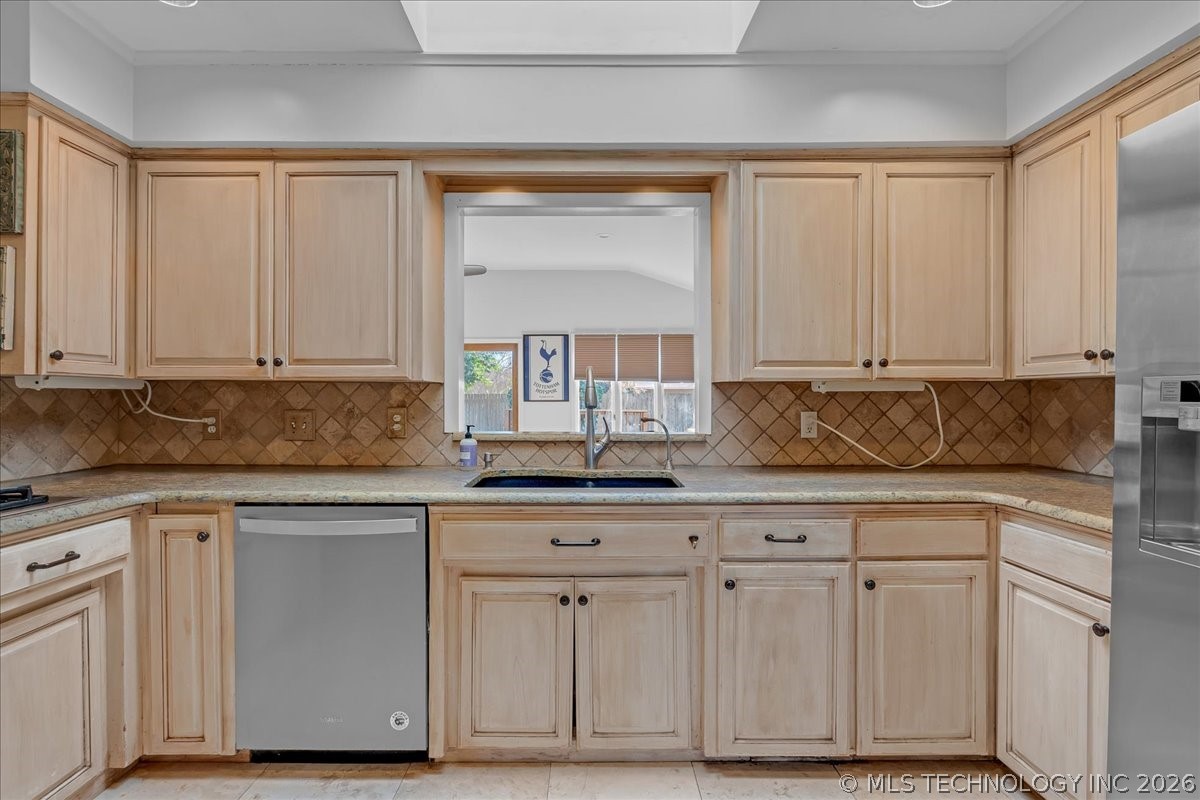 2706 E 57th Street Property Photo 33