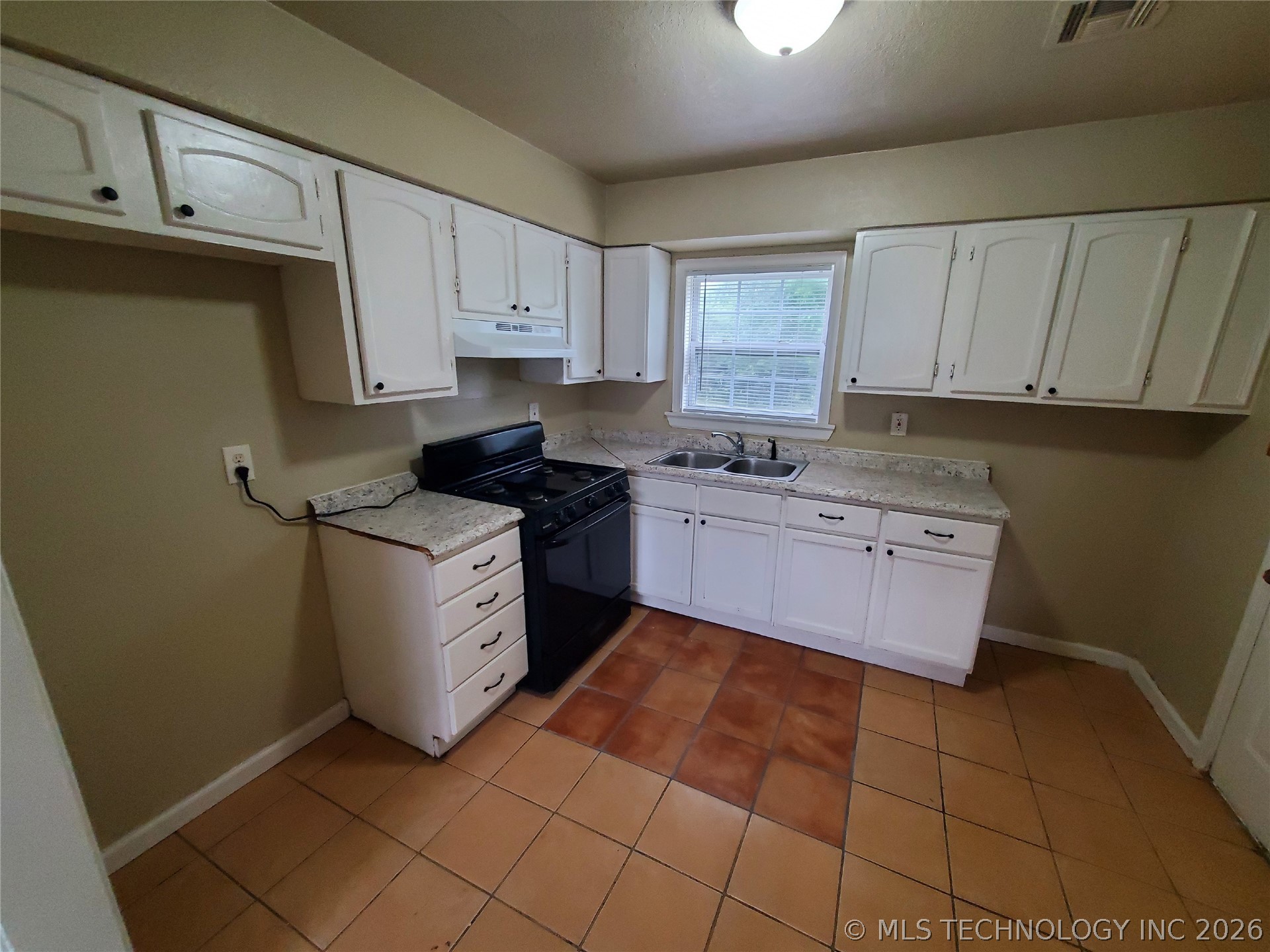 4842 N Johnstown Avenue Property Photo 6