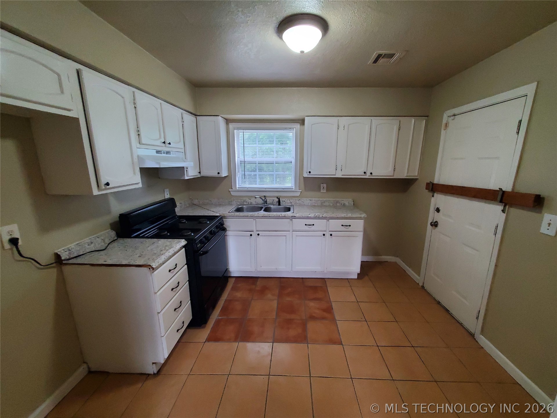4842 N Johnstown Avenue Property Photo 7