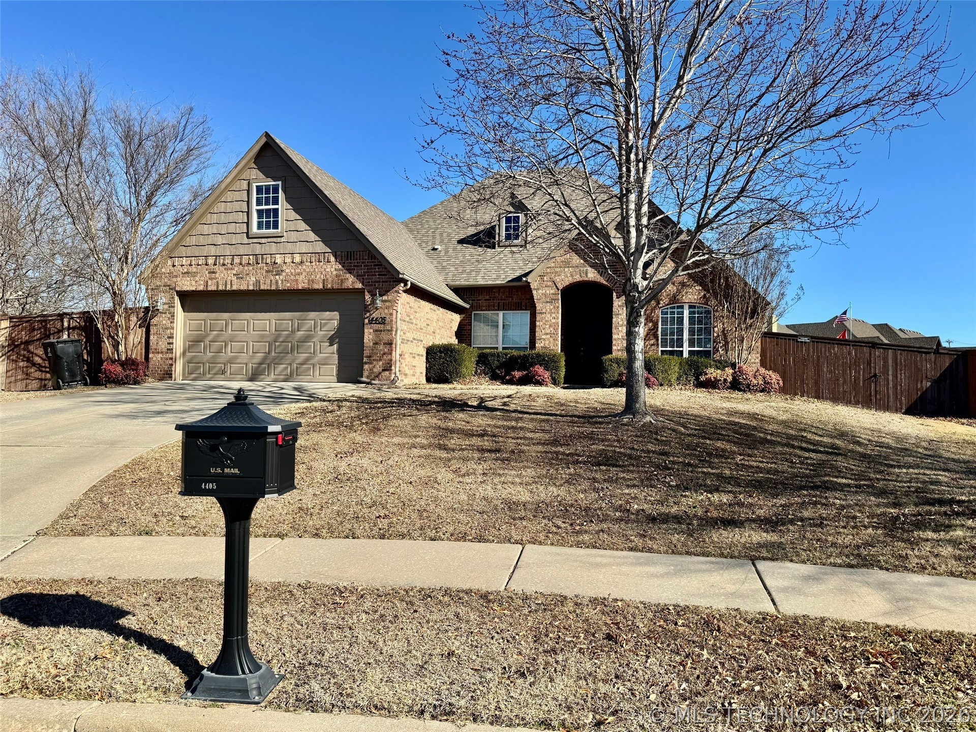 4405 N Oak Avenue Property Photo 1