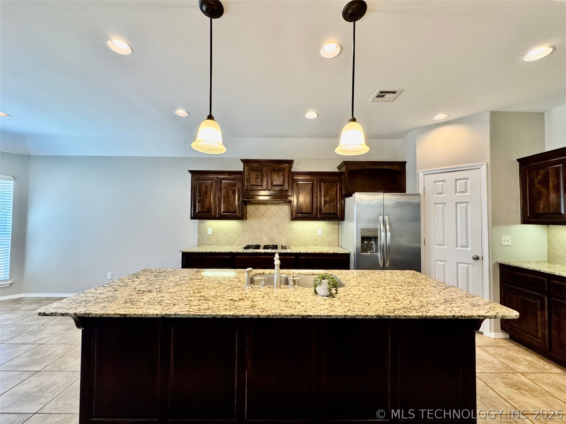 4405 N Oak Avenue Property Photo 9