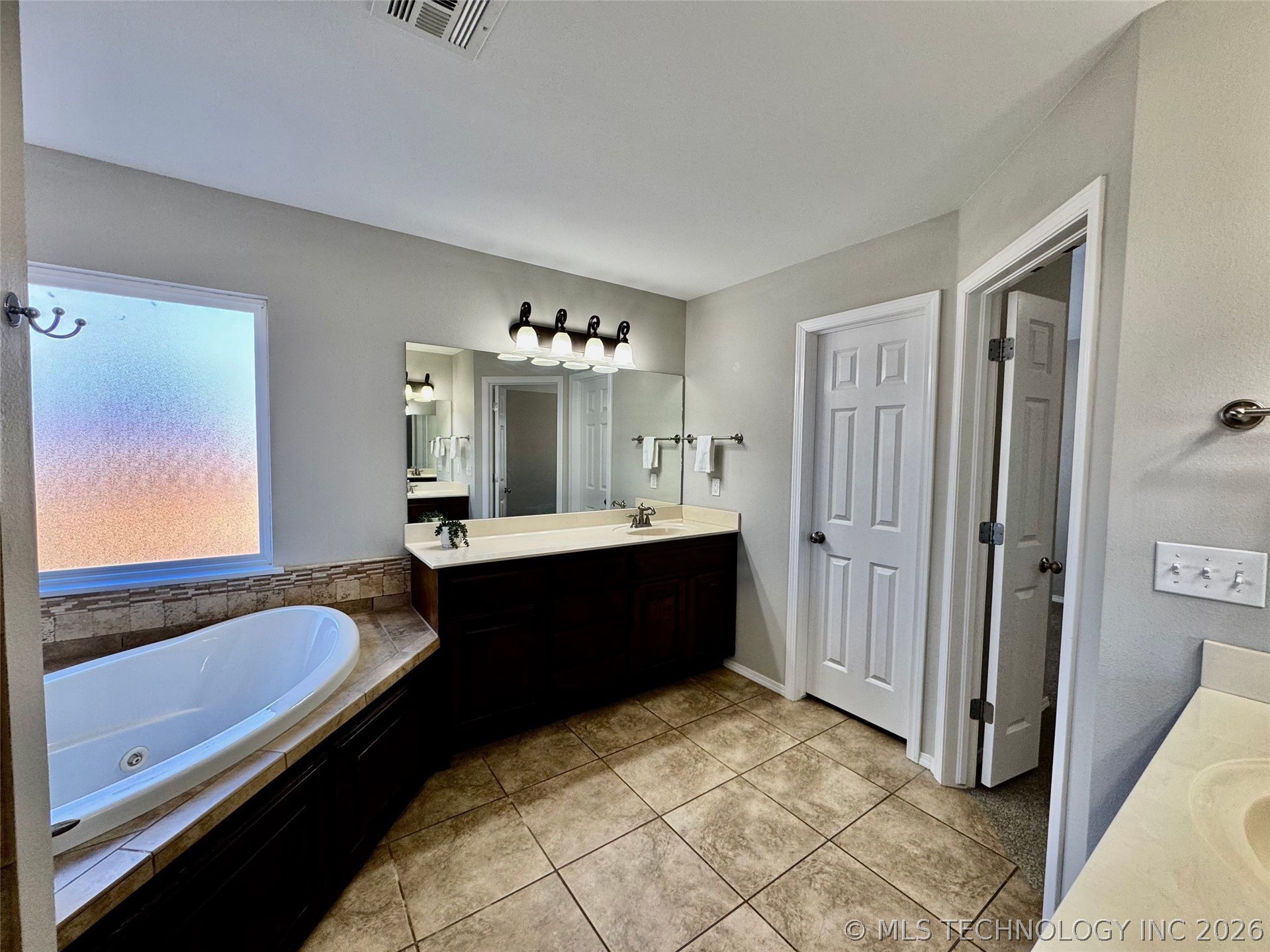 4405 N Oak Avenue Property Photo 26