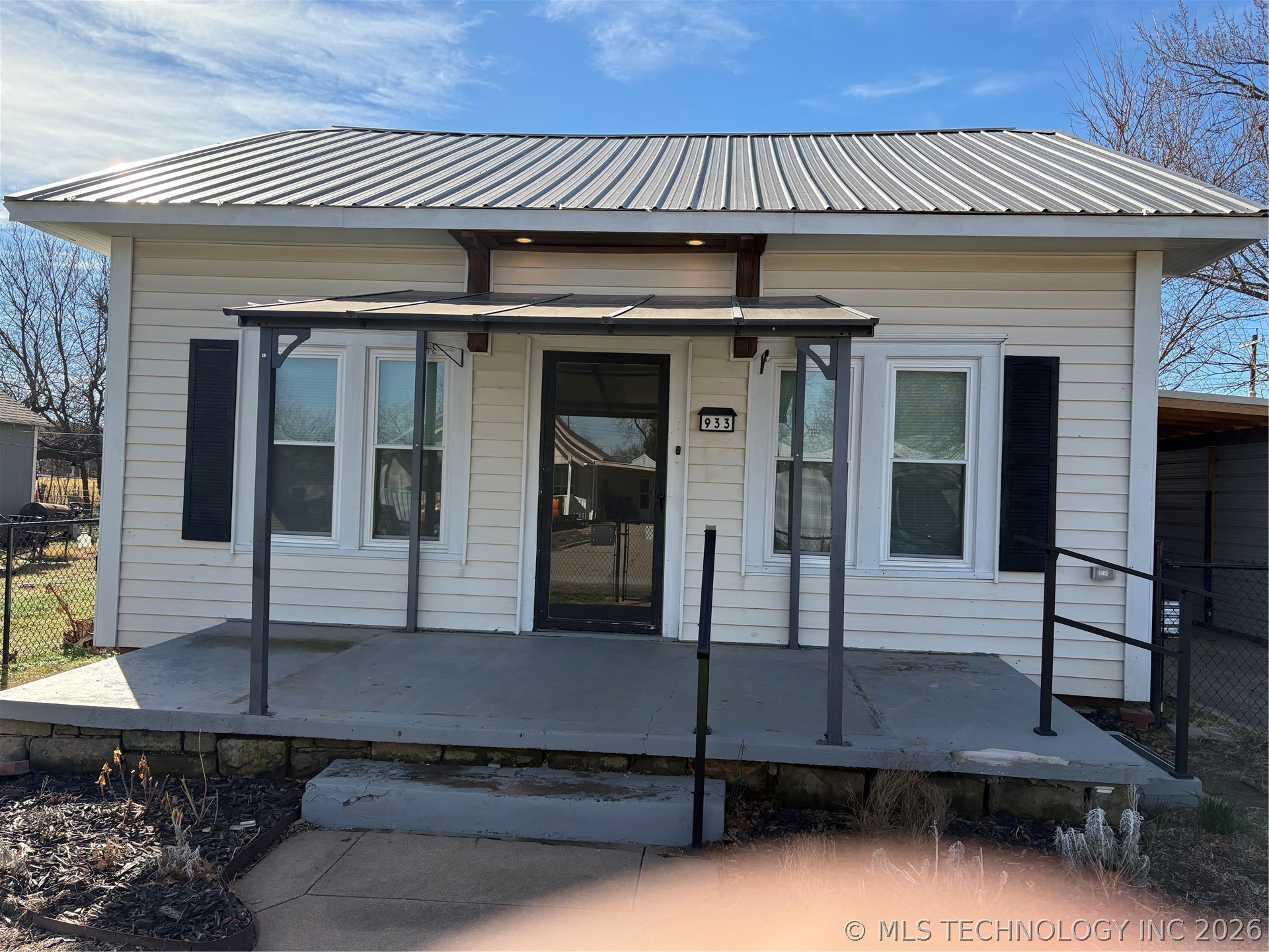 933 E Maple Street Property Photo 2