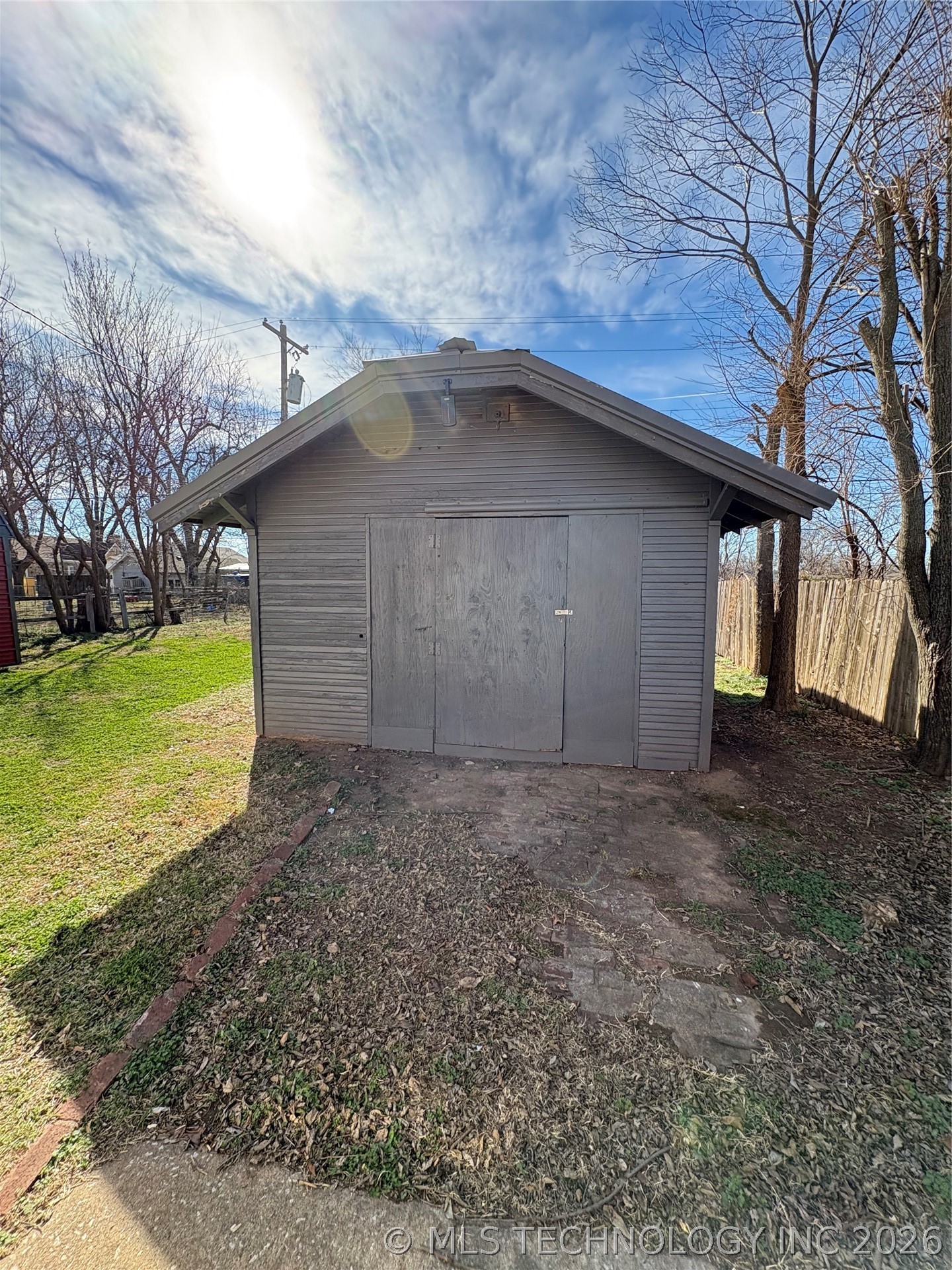 933 E Maple Street Property Photo 4
