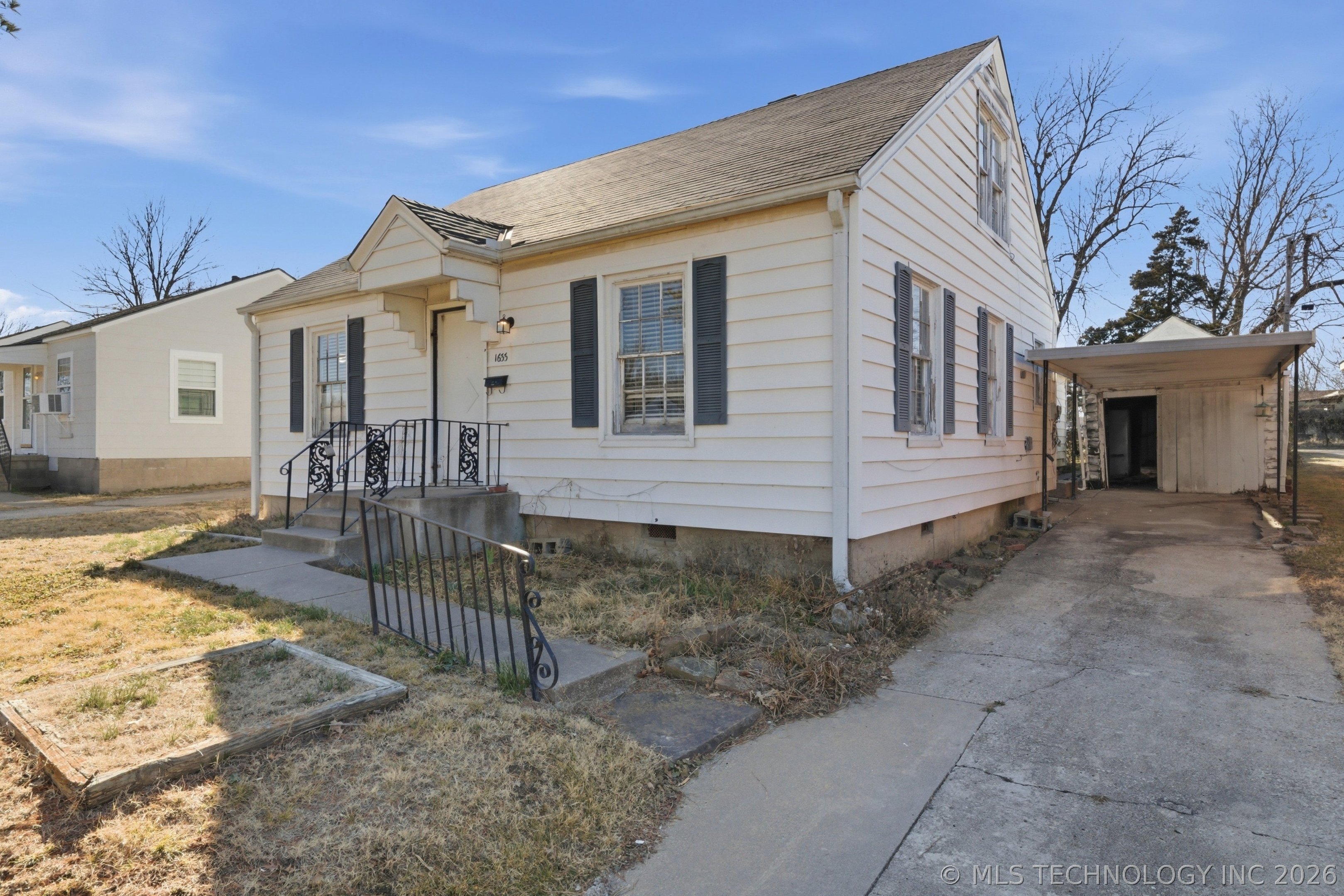 1633 S Maple Avenue Property Photo 2