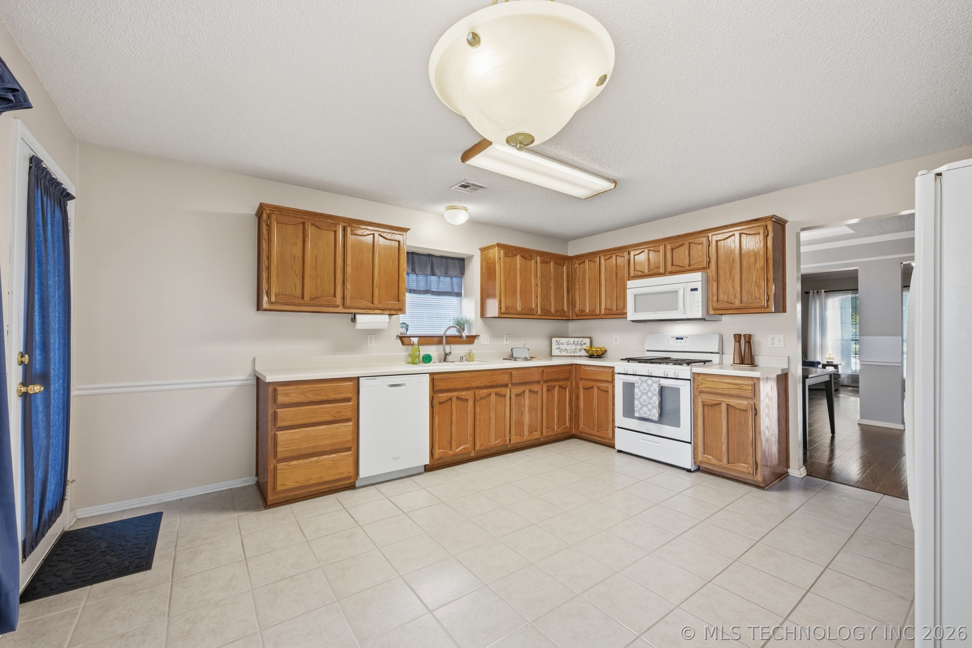 704 E Helena Street Property Photo 11