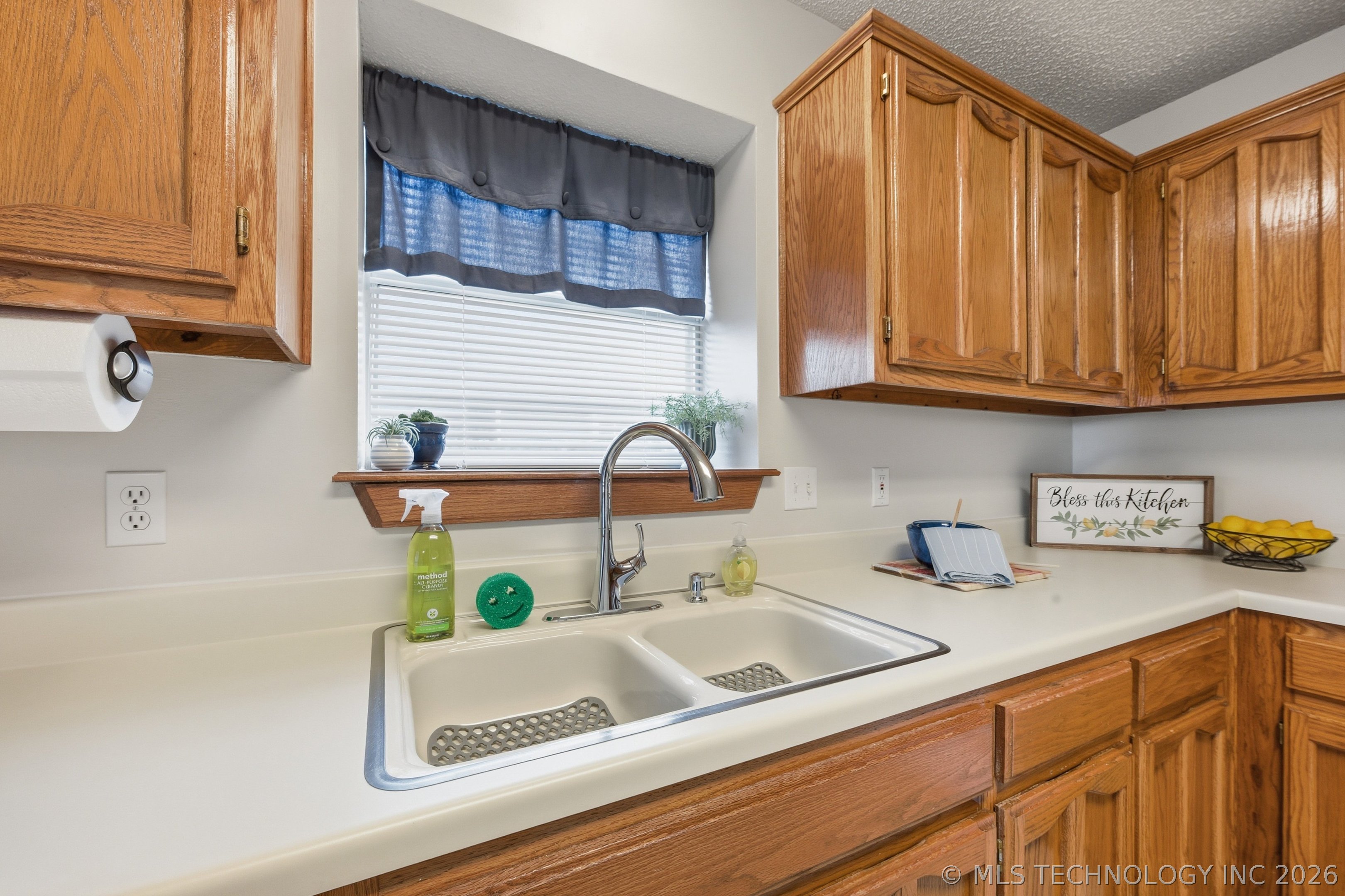 704 E Helena Street Property Photo 13