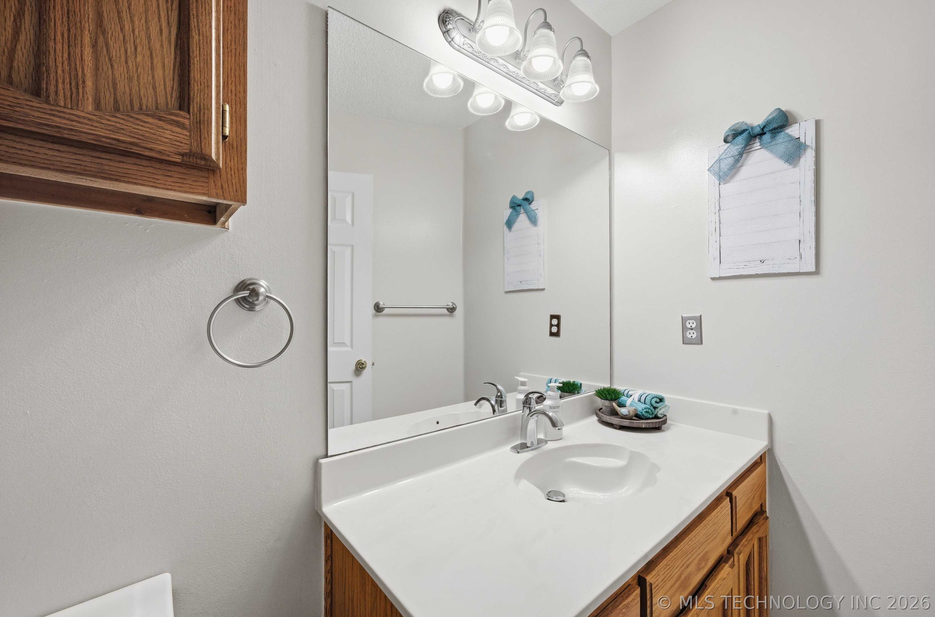 704 E Helena Street Property Photo 23