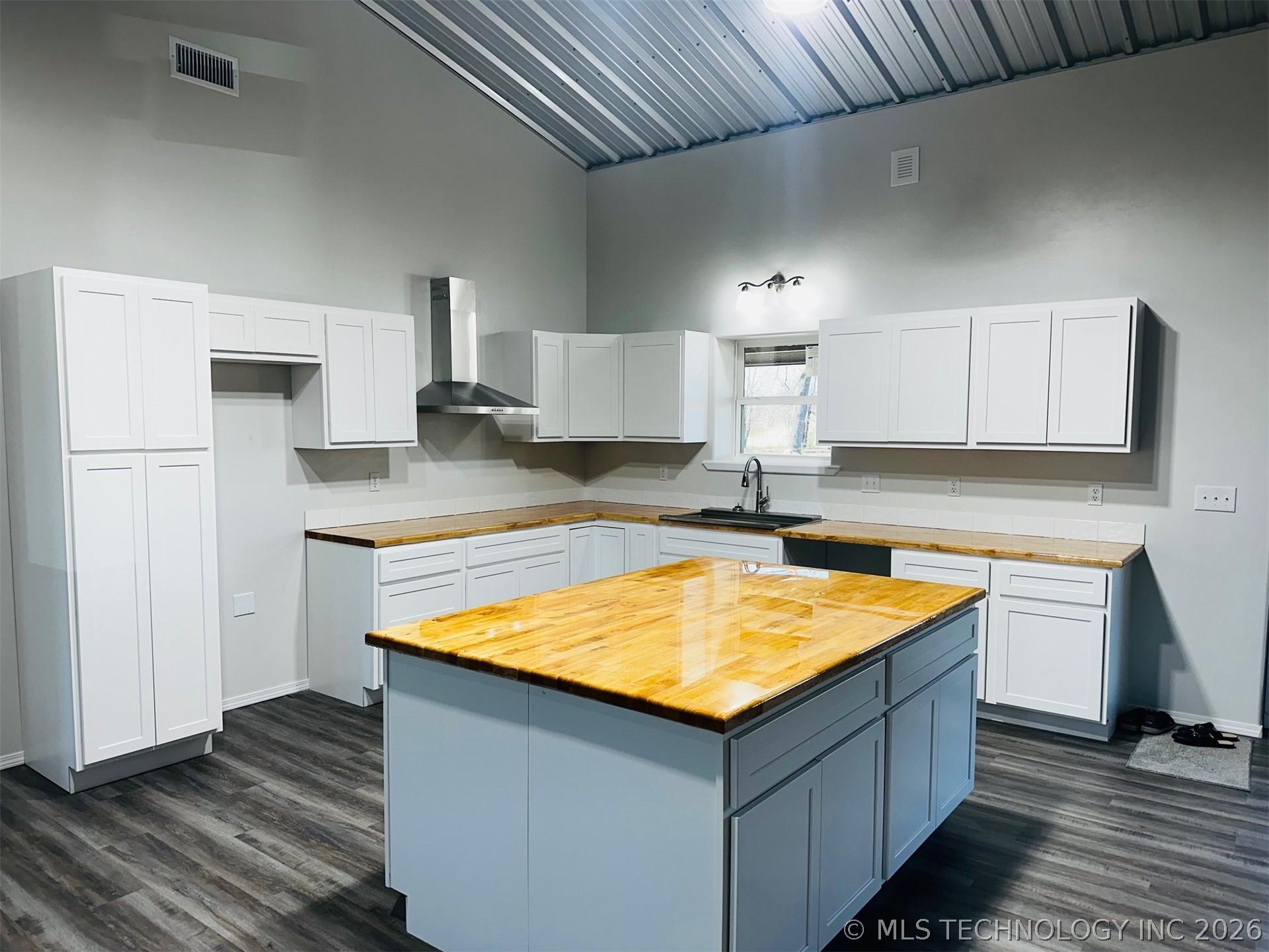 1105 S Lark Street Property Photo 6