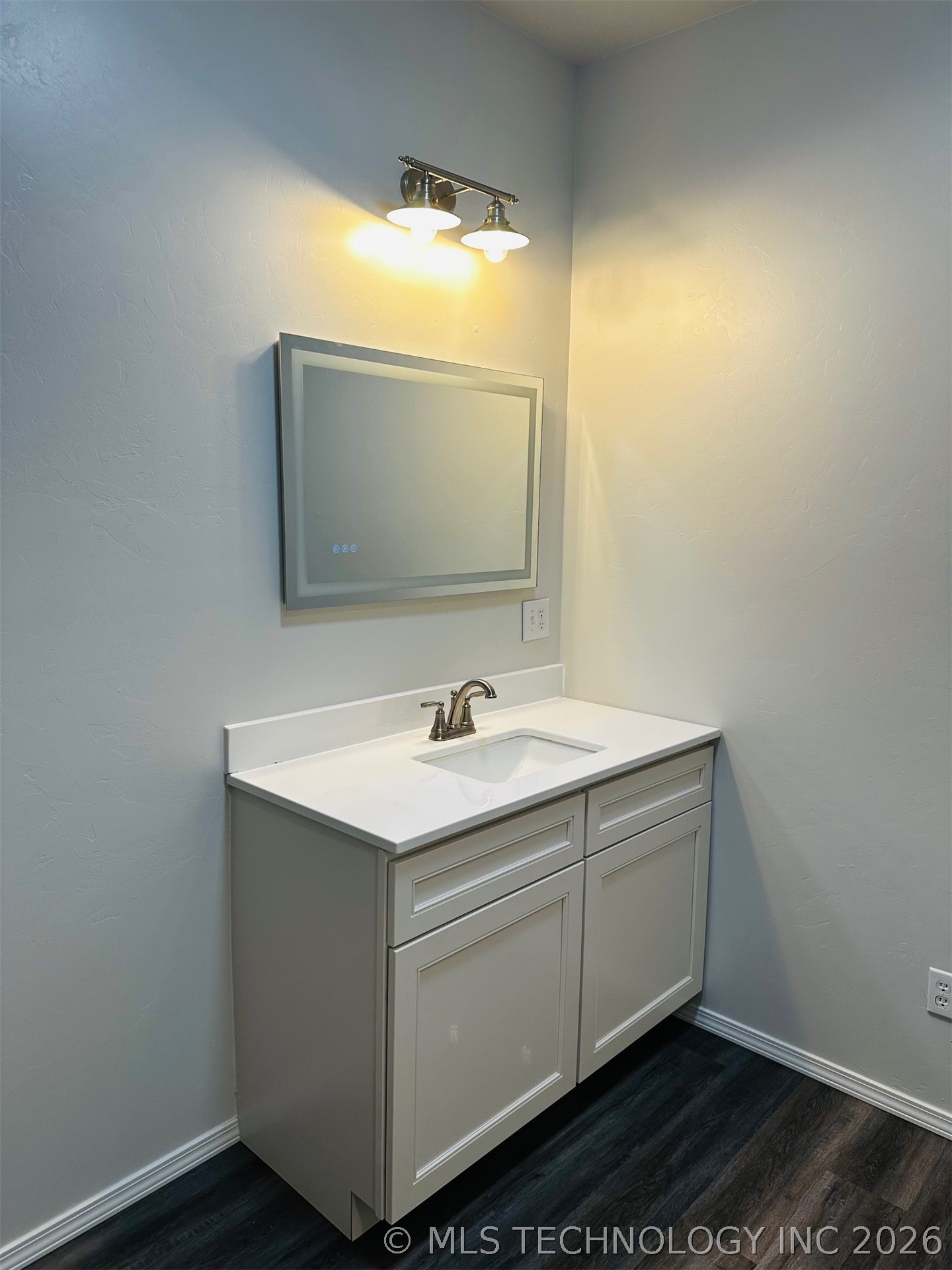 1105 S Lark Street Property Photo 16