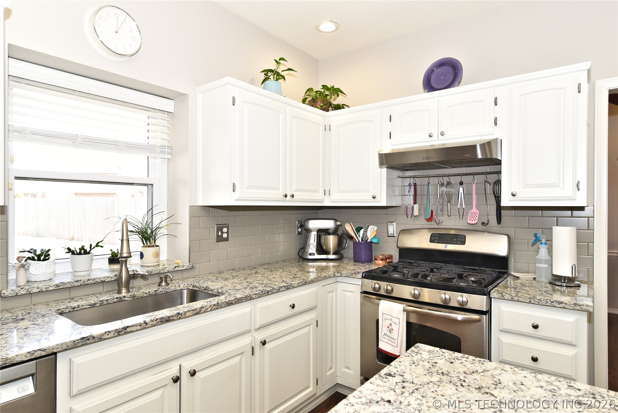 3016 W Hartford Street Property Photo 14