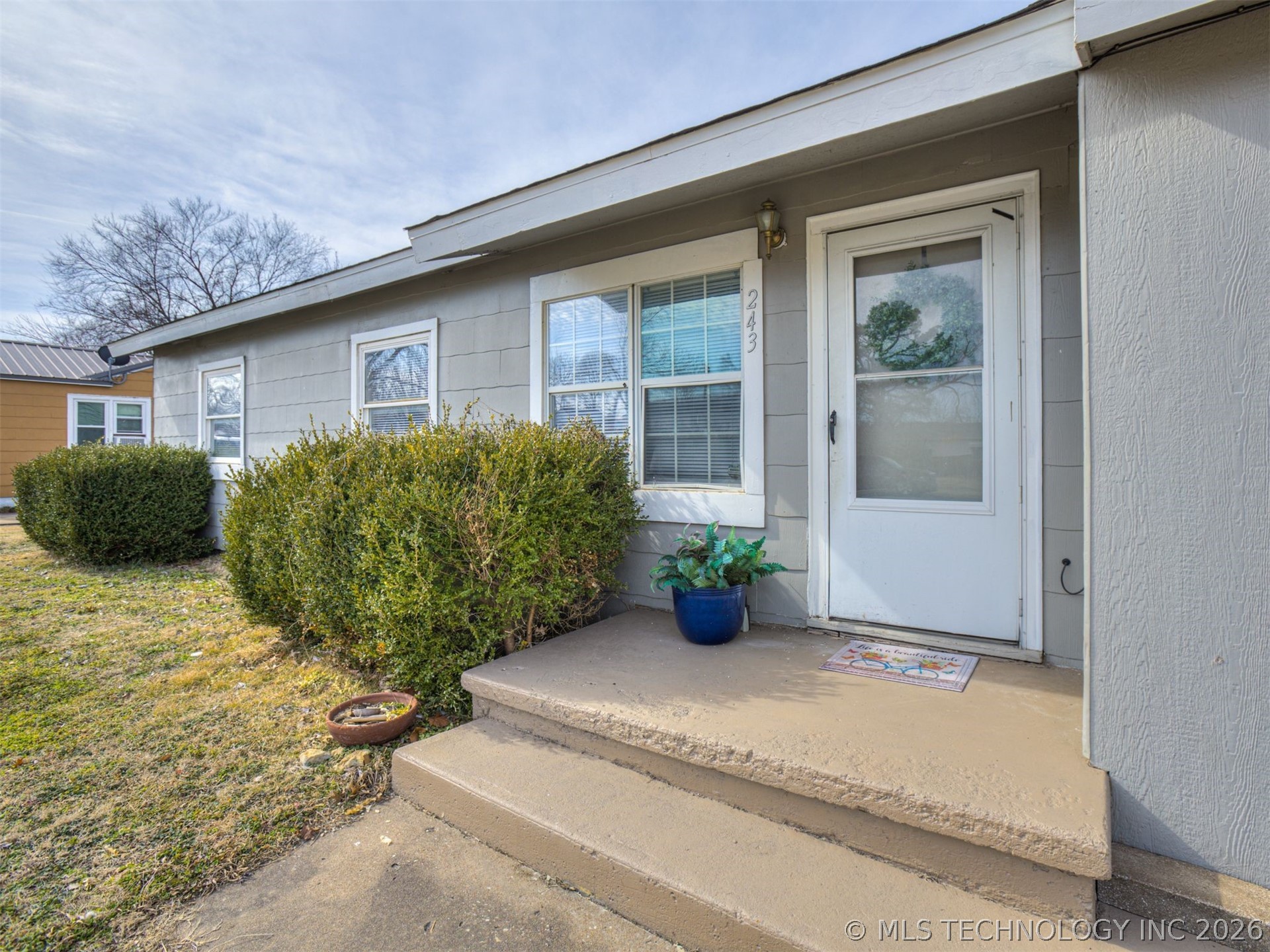 243 Ne Elmhurst Avenue Property Photo 2