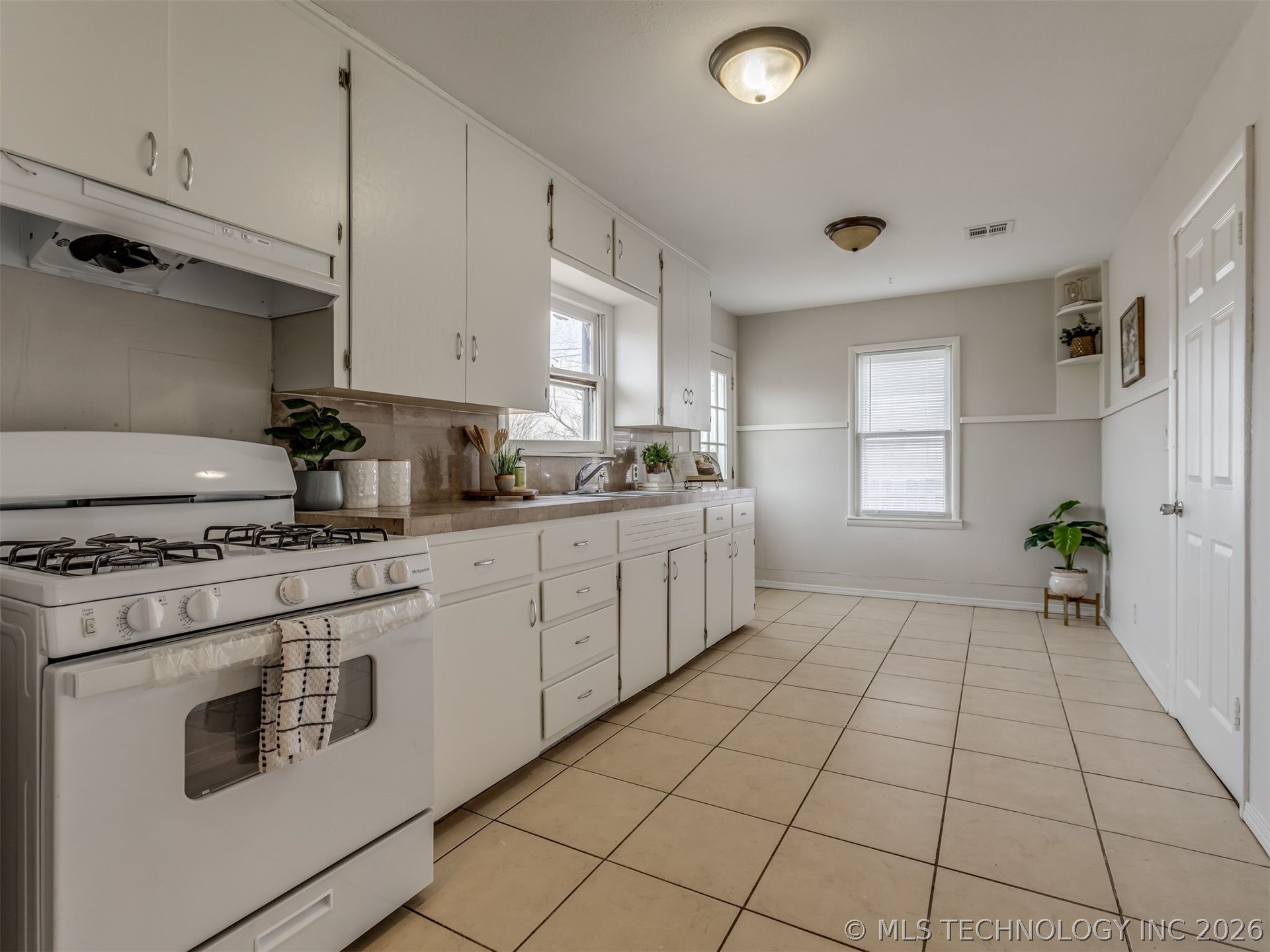 243 Ne Elmhurst Avenue Property Photo 6