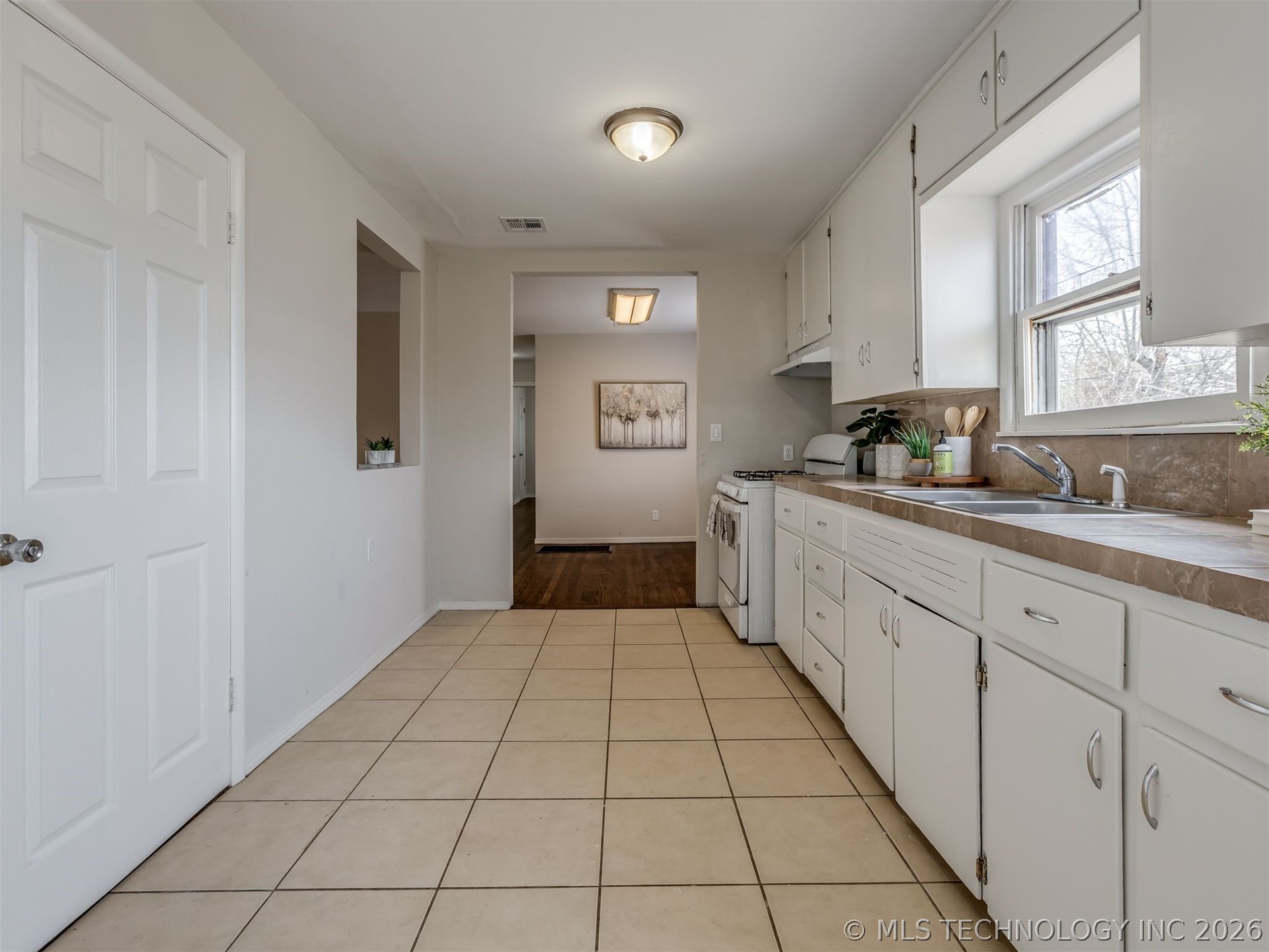 243 Ne Elmhurst Avenue Property Photo 7