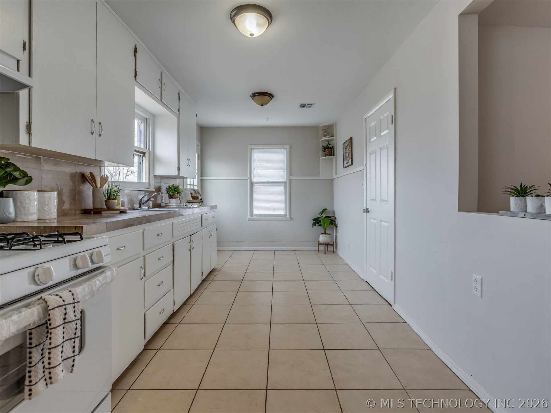 243 Ne Elmhurst Avenue Property Photo 8