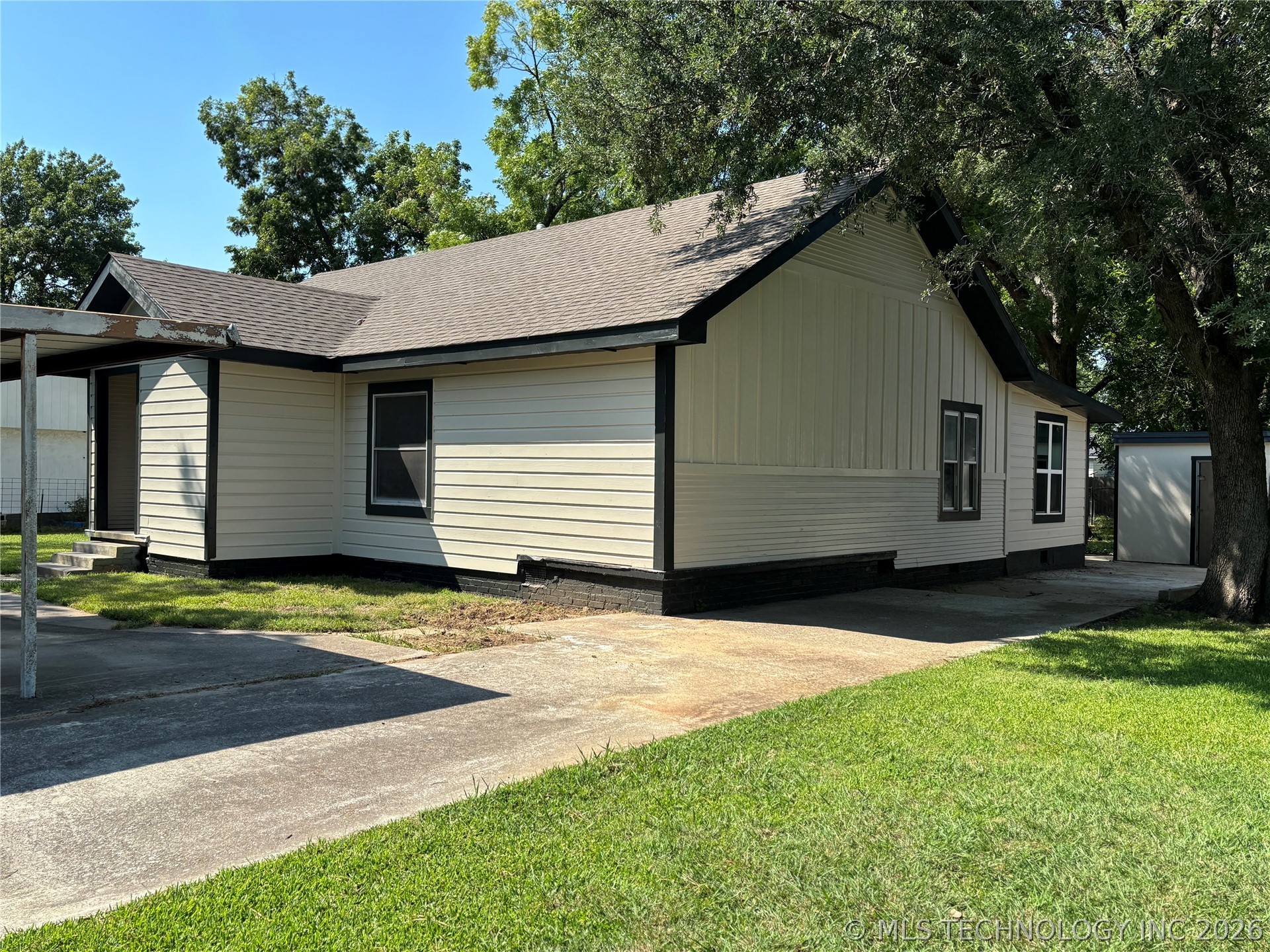 1008 W Burney Street Property Photo 1