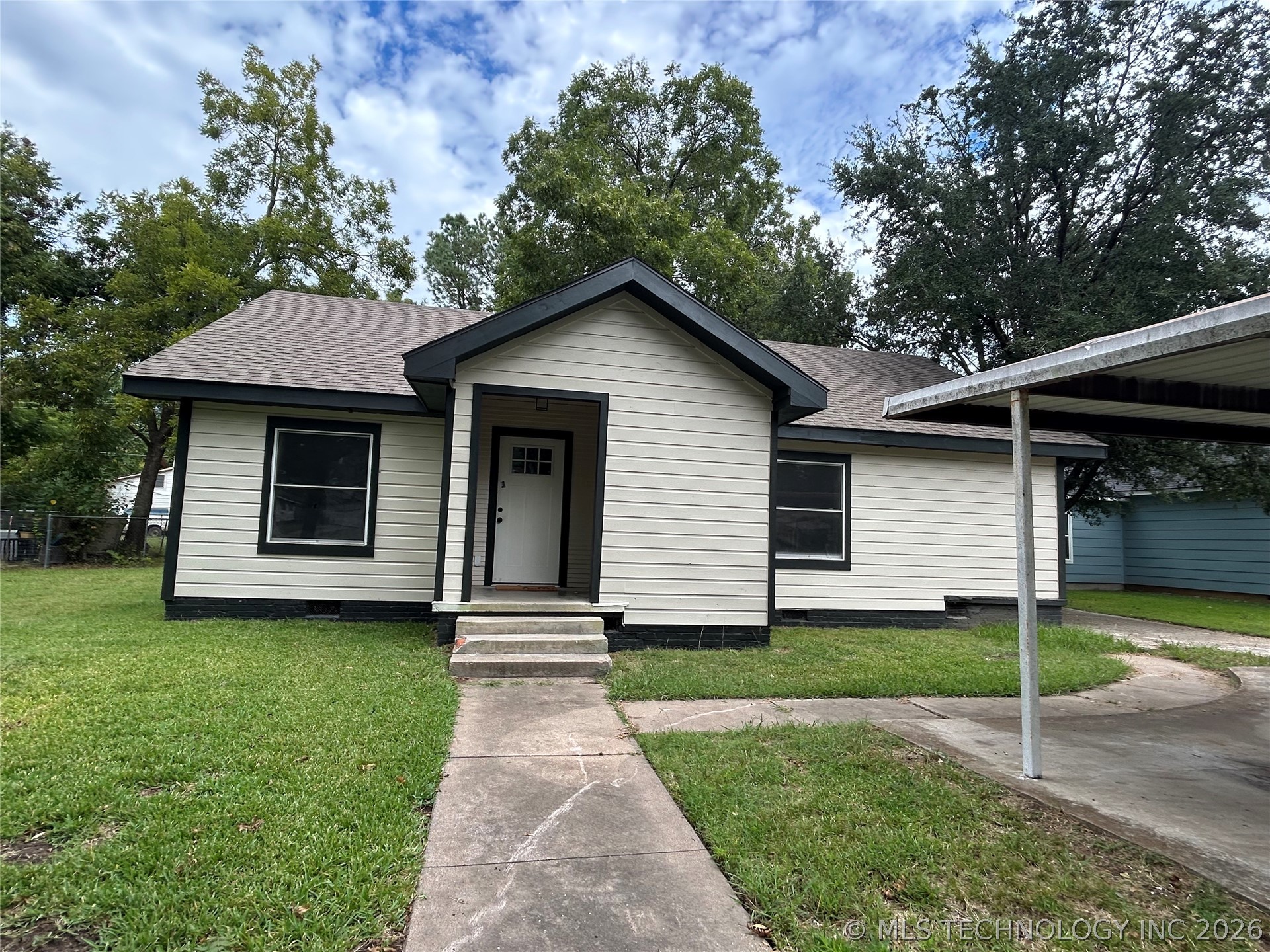 1008 W Burney Street Property Photo 2