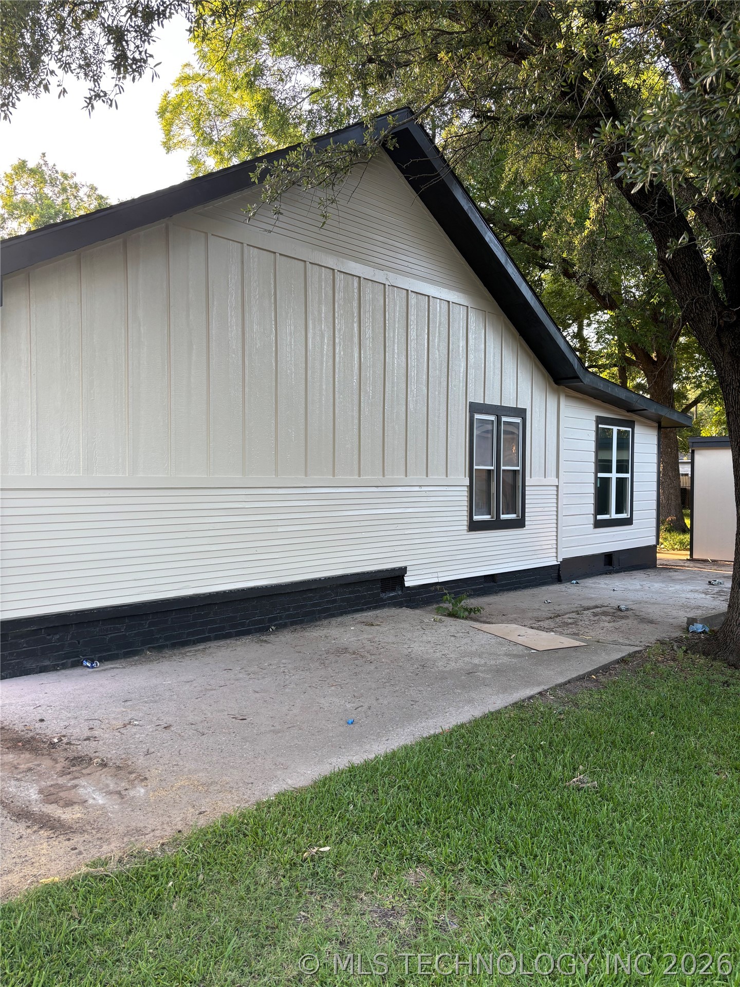 1008 W Burney Street Property Photo 3