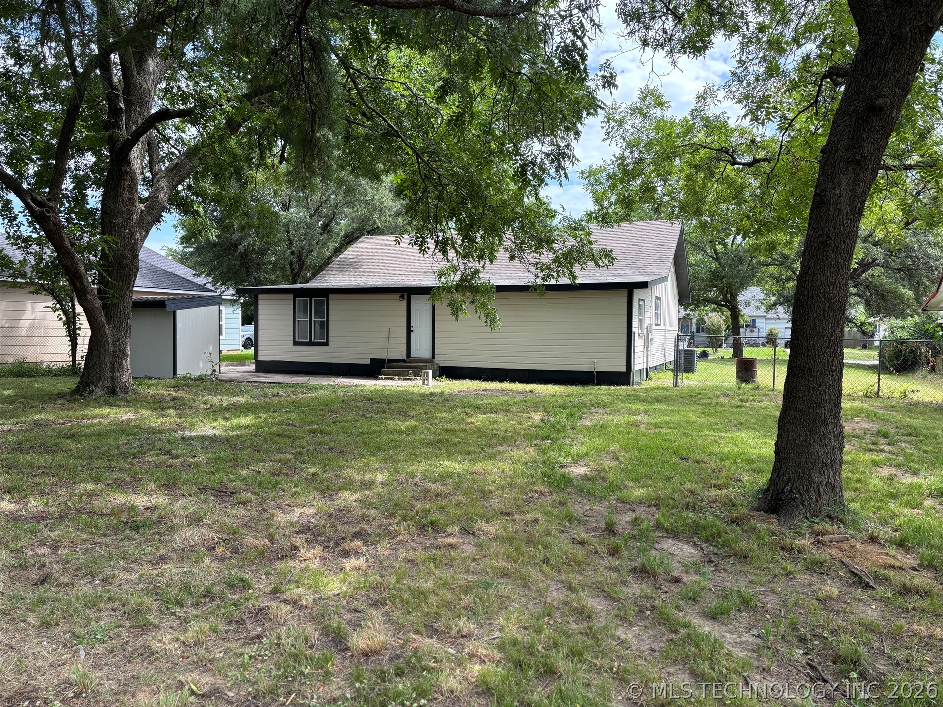 1008 W Burney Street Property Photo 4