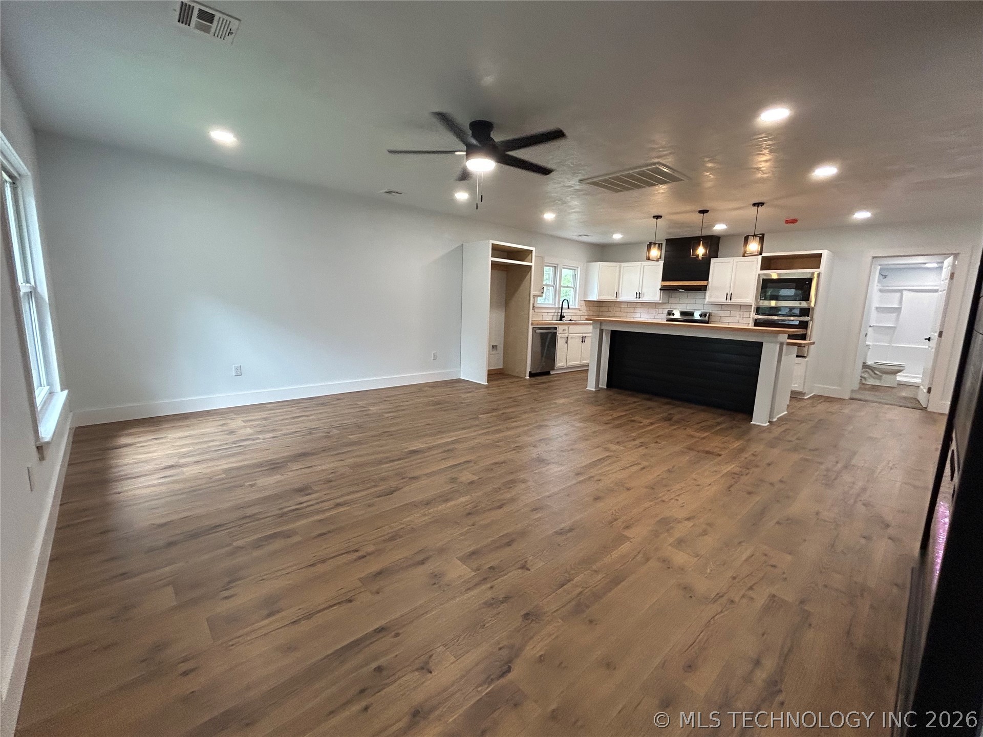 1008 W Burney Street Property Photo 6