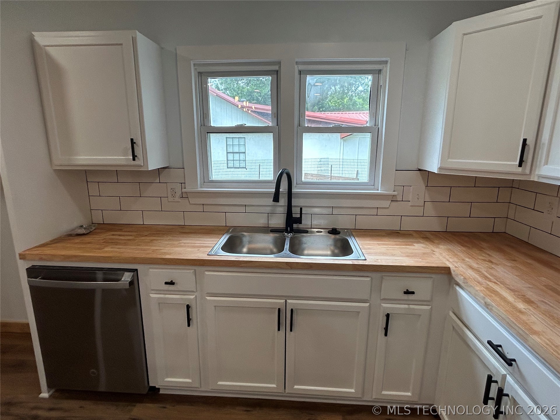 1008 W Burney Street Property Photo 11