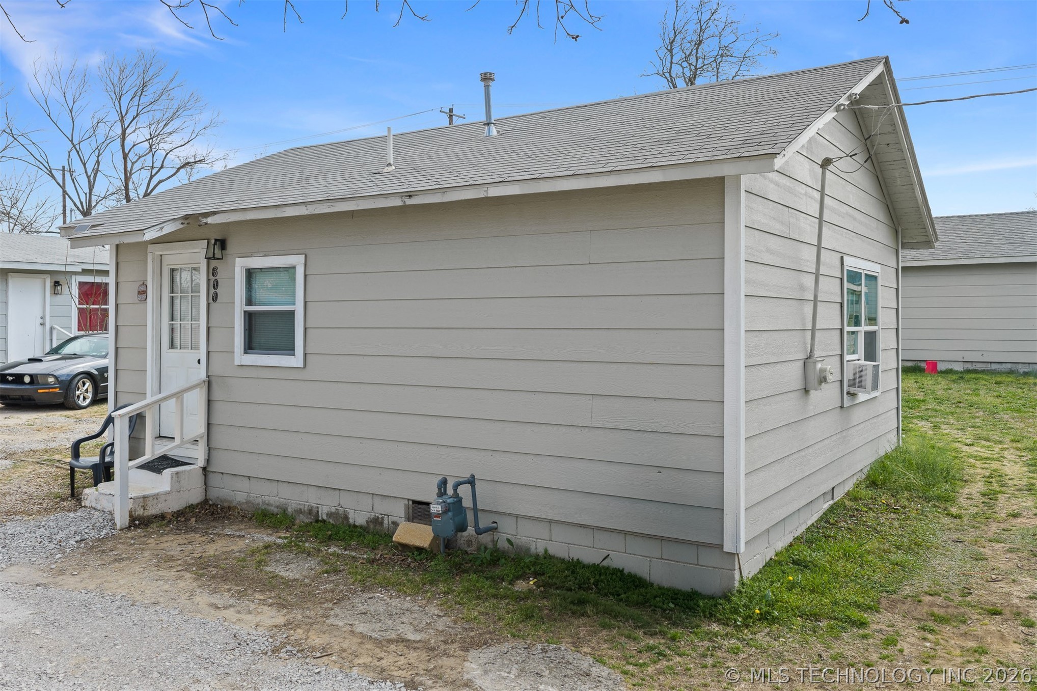 598 2nd Street Property Photo 3