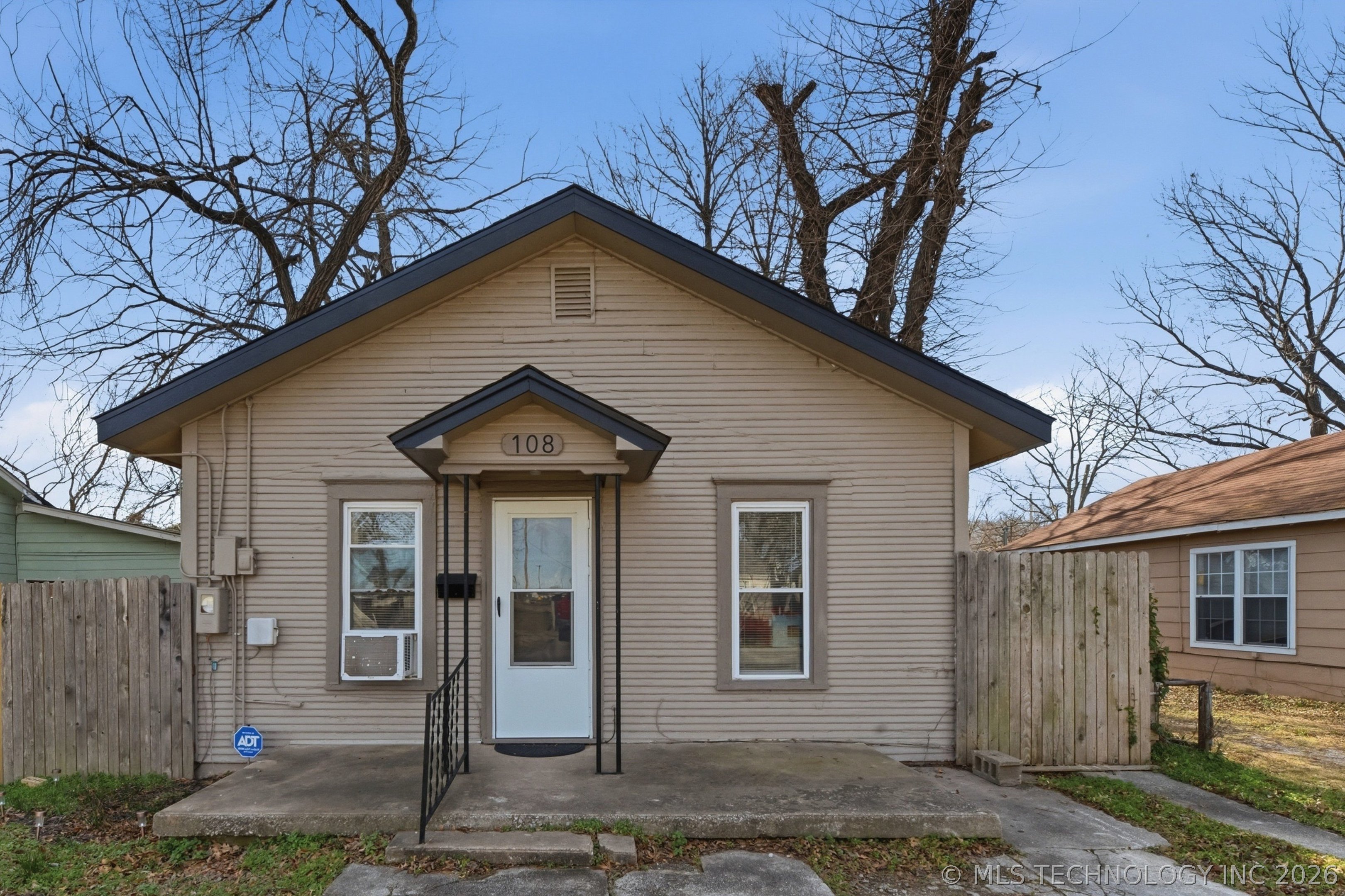 108 E 5th Street Property Photo 1