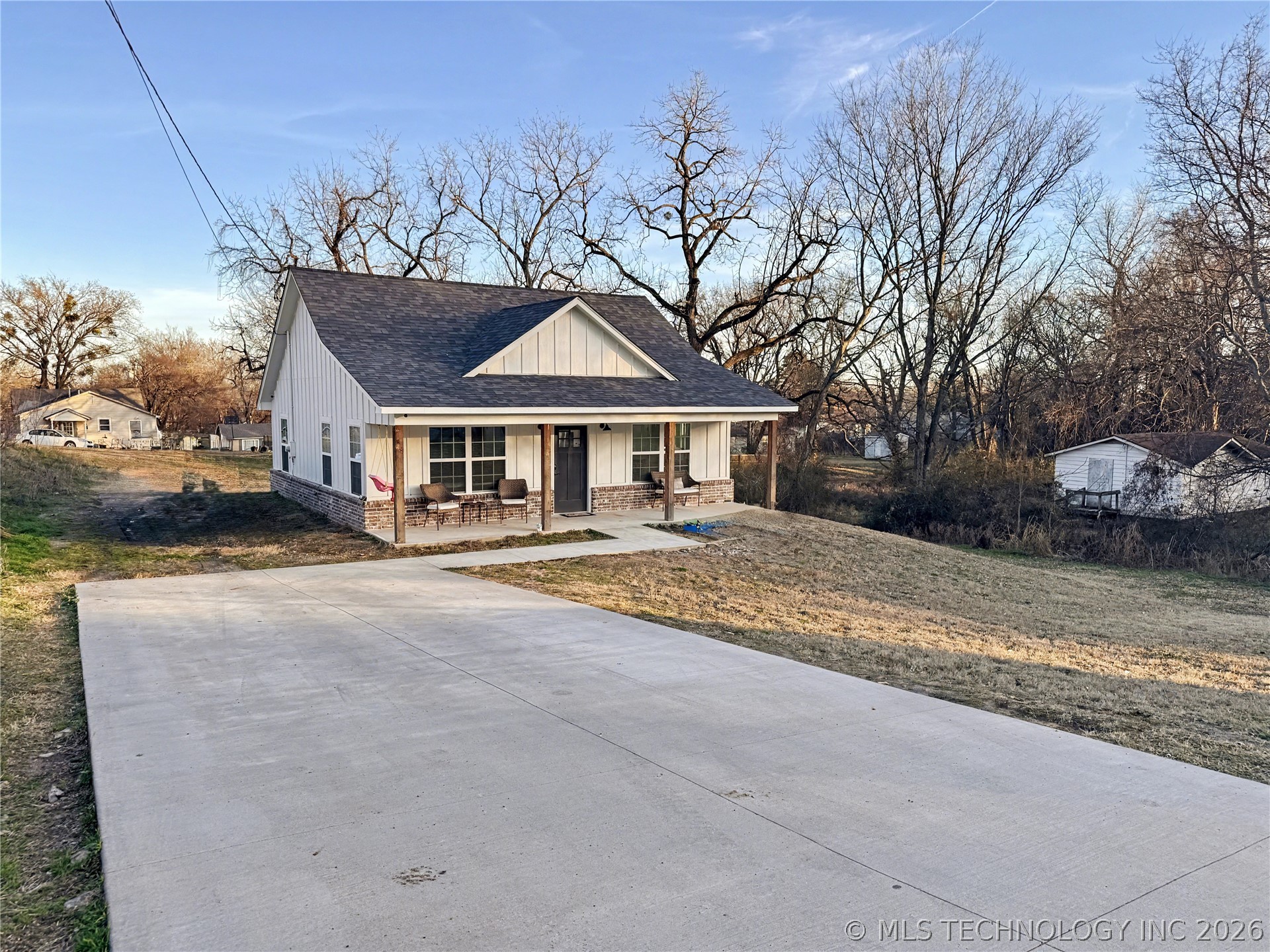 411 S Lee Avenue Property Photo 2