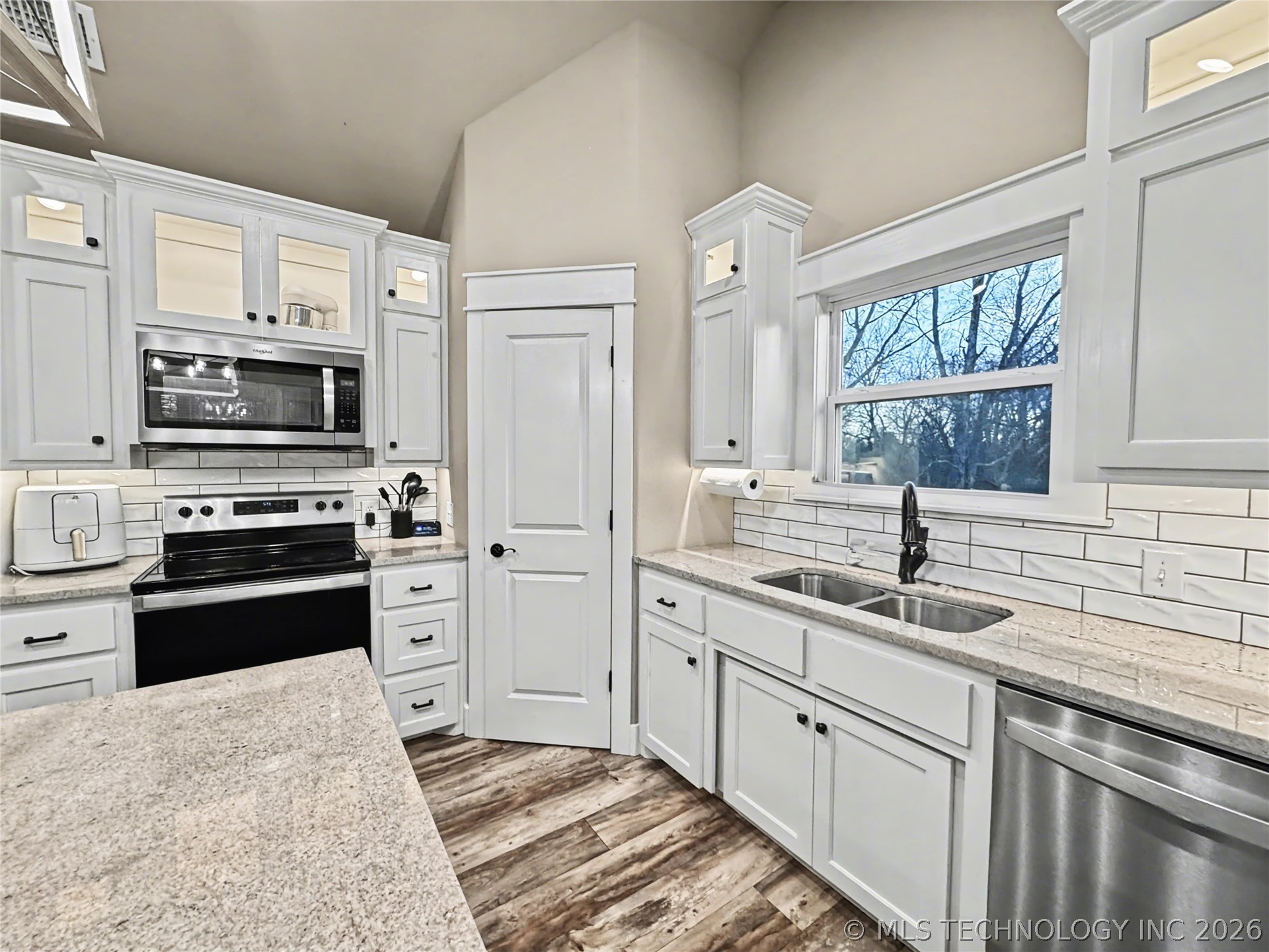 411 S Lee Avenue Property Photo 25