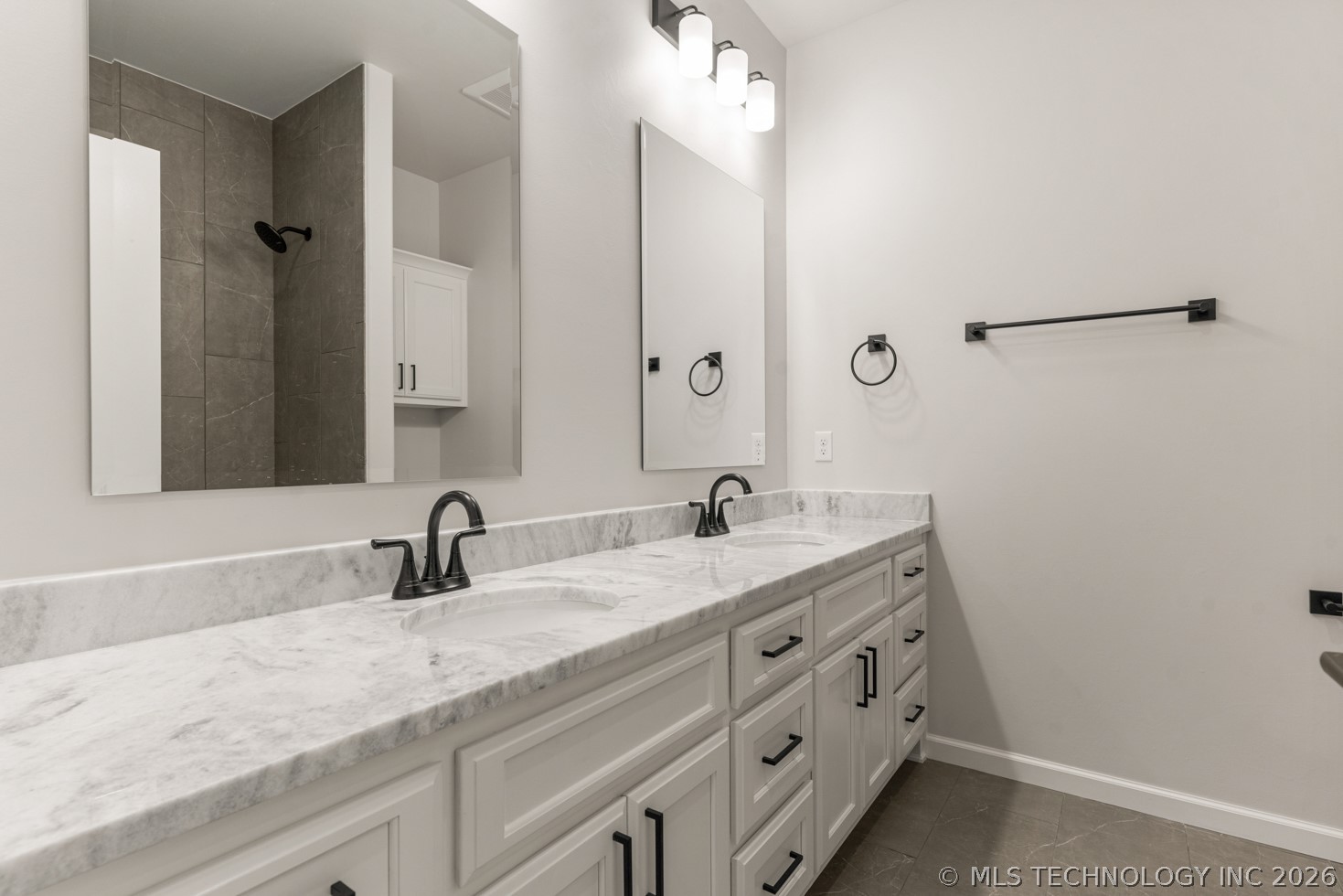 2513 W Twin Oaks Street Property Photo 8