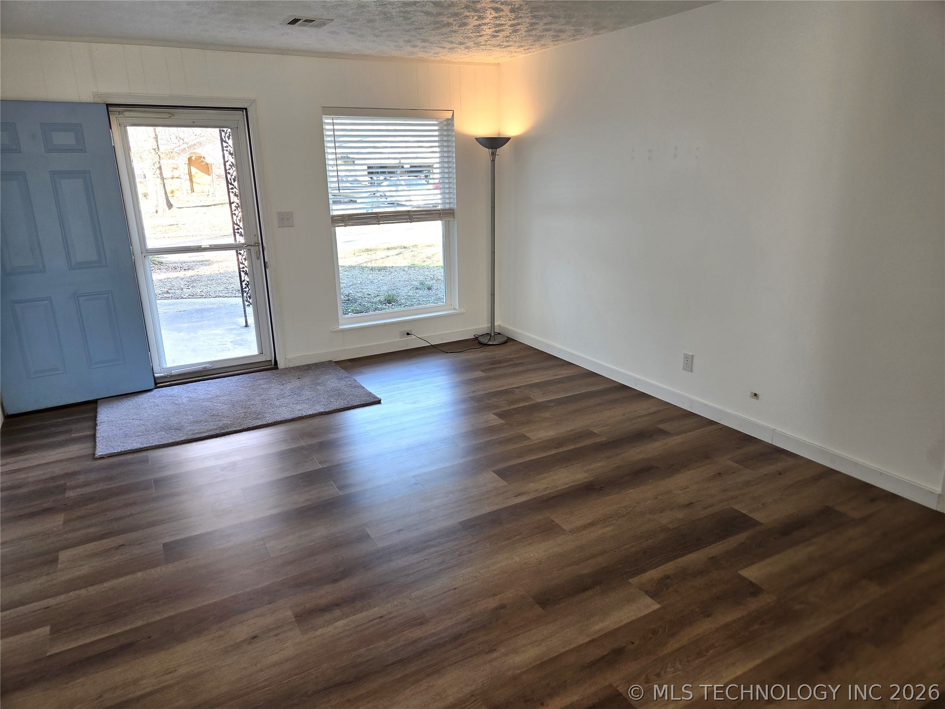 1105 W 16th Street Property Photo 4