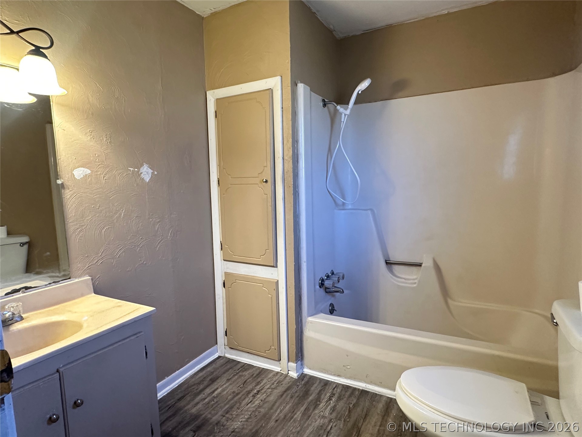 1026 N Taft Avenue Property Photo 8