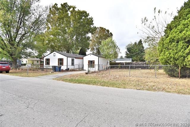 3219 E Oklahoma Place Property Photo 2