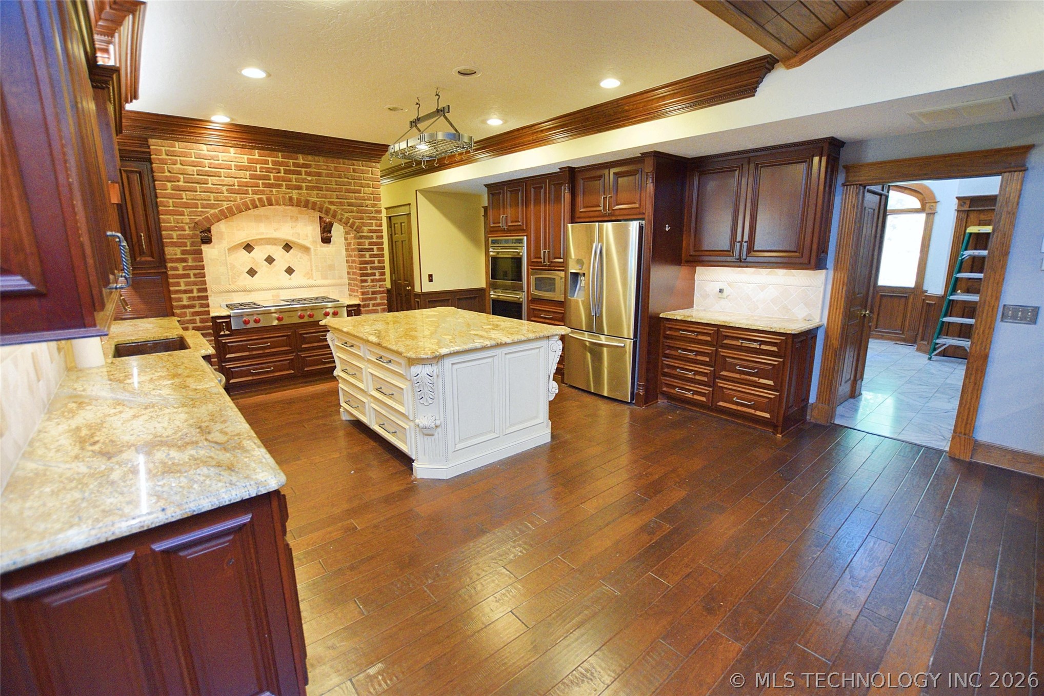 720 S East Avenue Property Photo 12