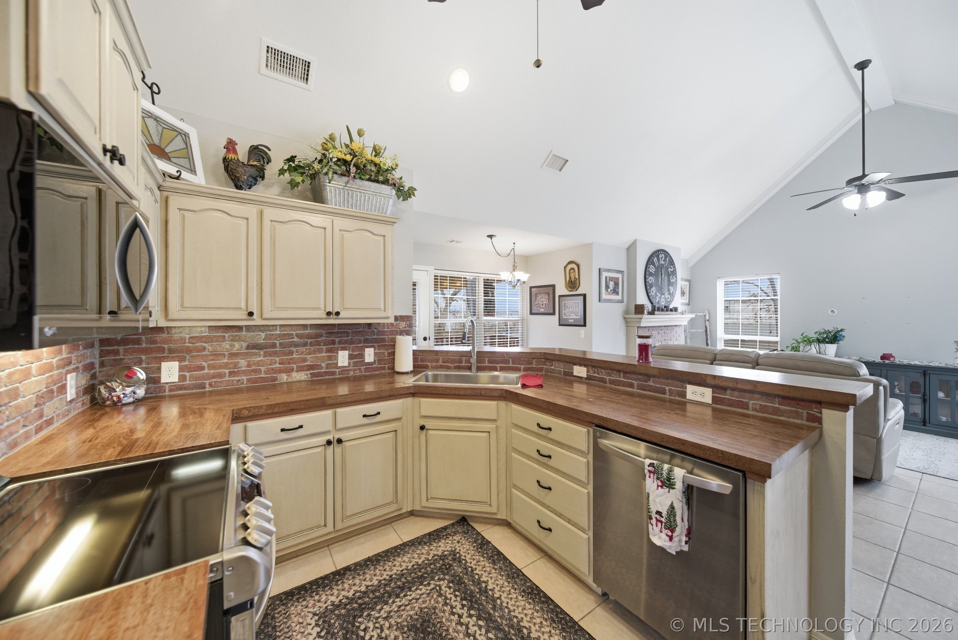 2619 Woodstone Drive Property Photo 14