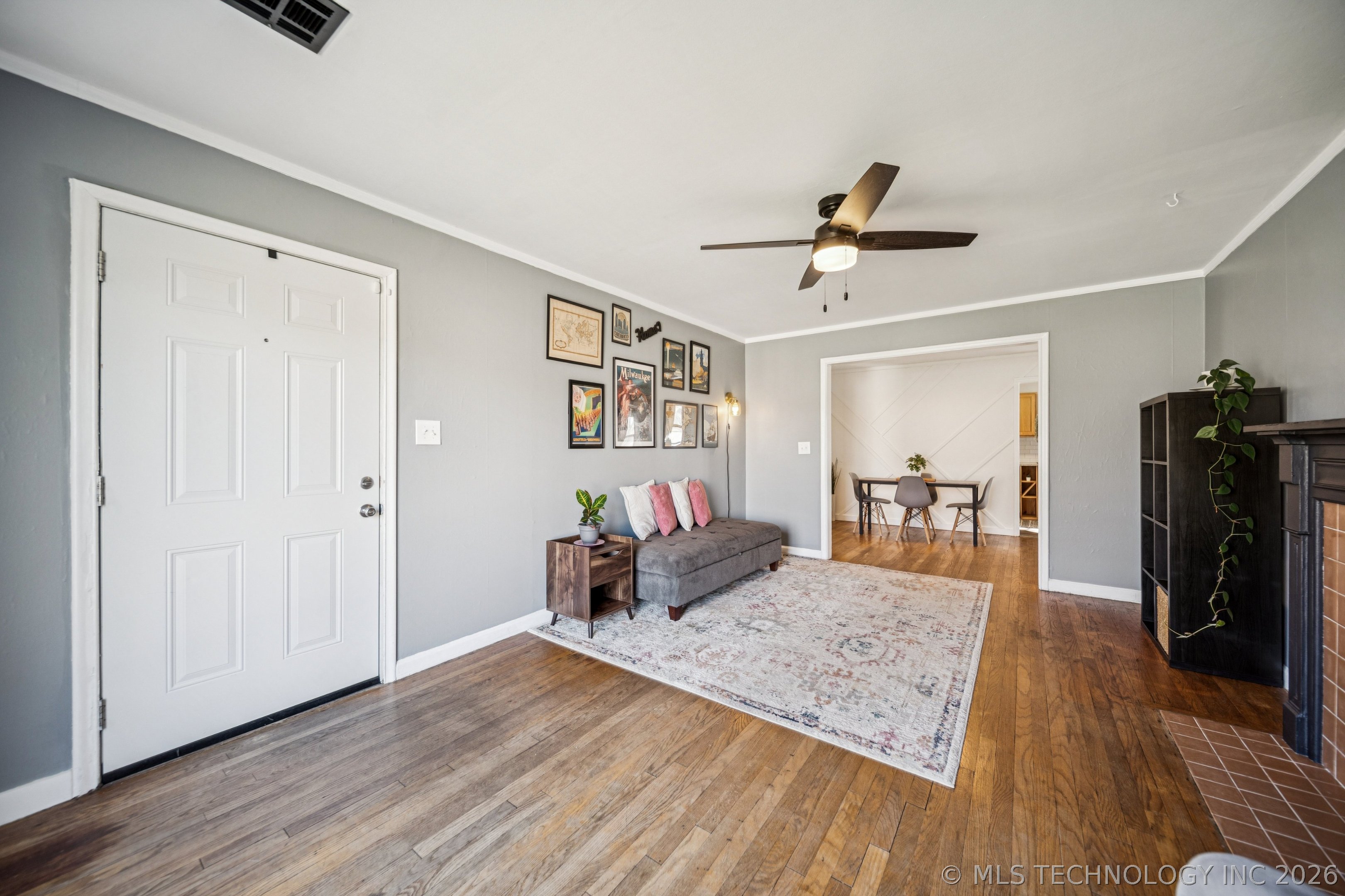 2516 E 3rd Street Property Photo 8