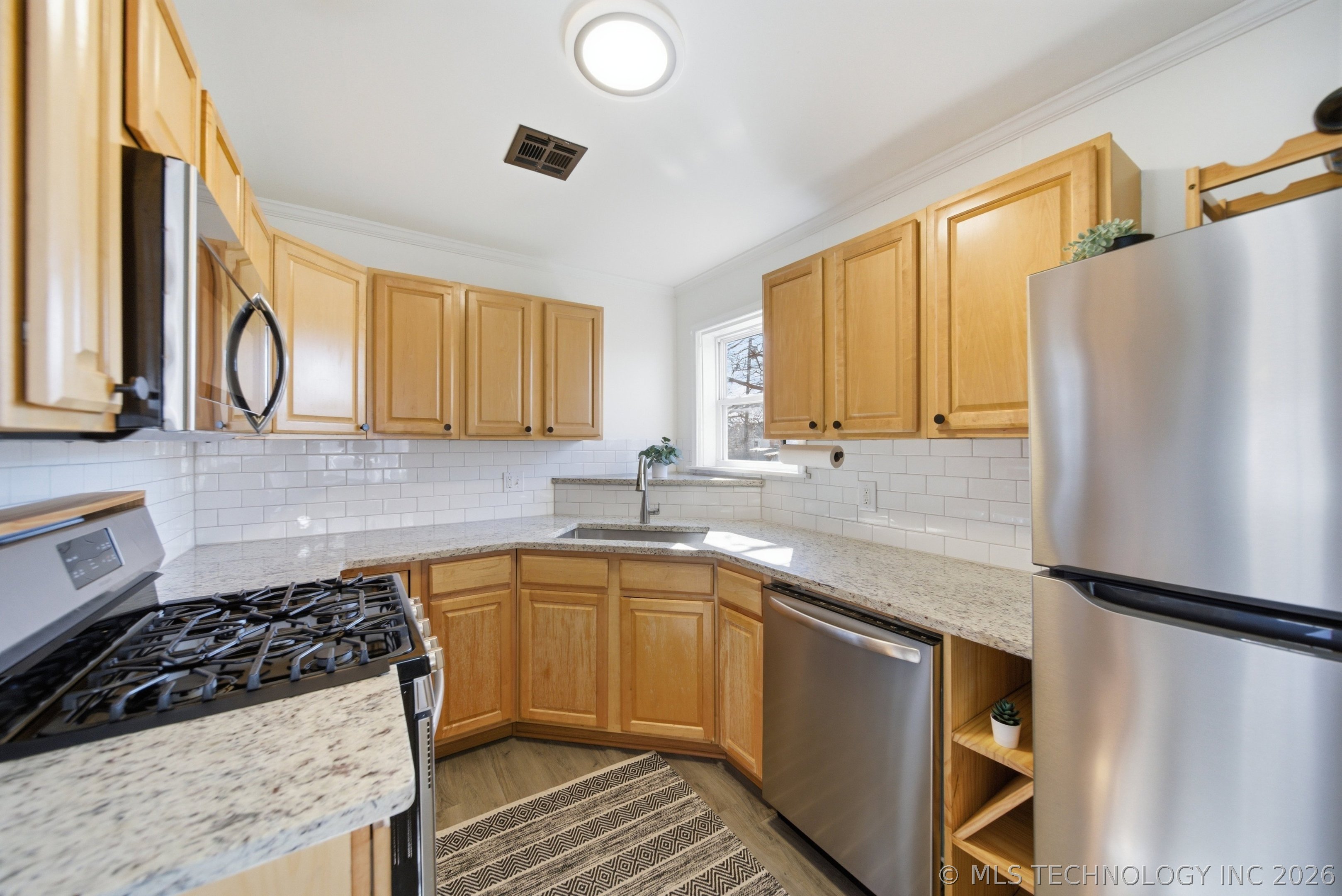 2516 E 3rd Street Property Photo 10