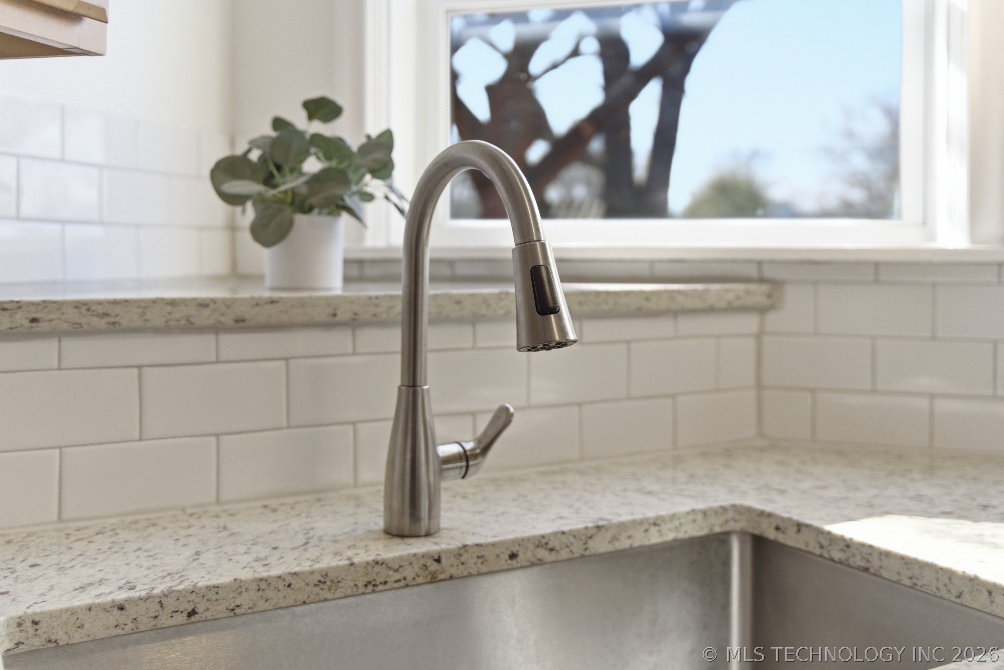 2516 E 3rd Street Property Photo 11