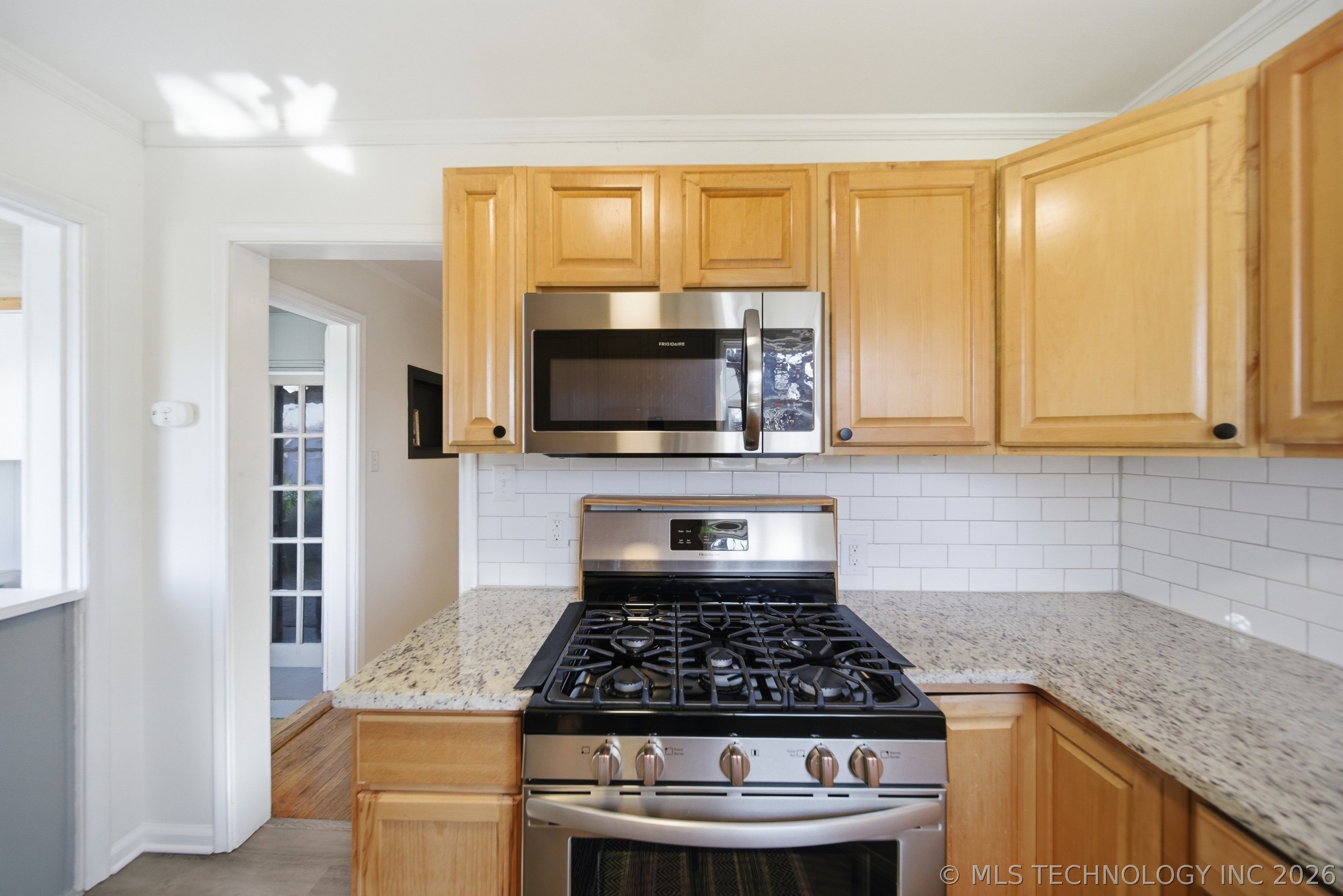 2516 E 3rd Street Property Photo 12