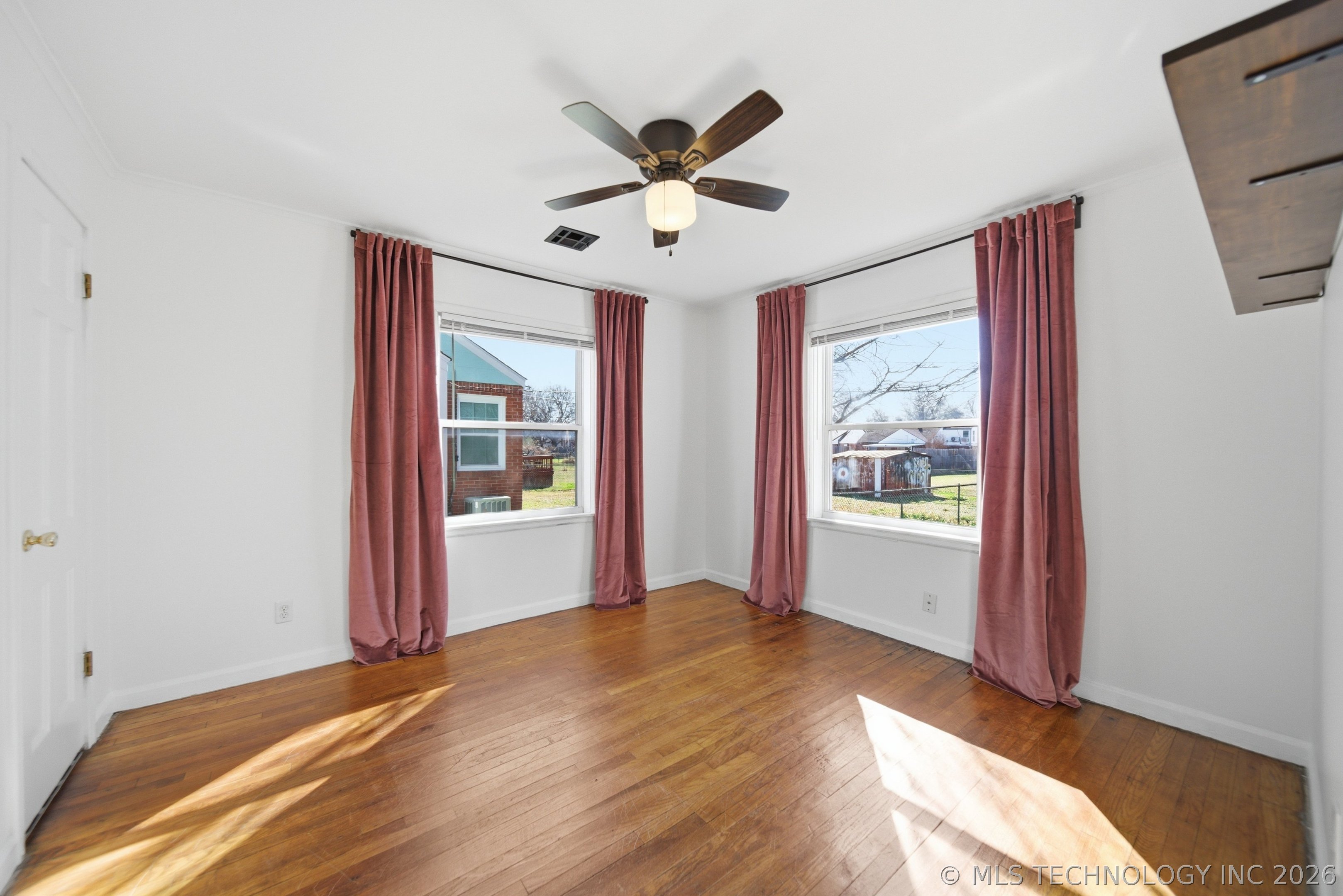 2516 E 3rd Street Property Photo 17