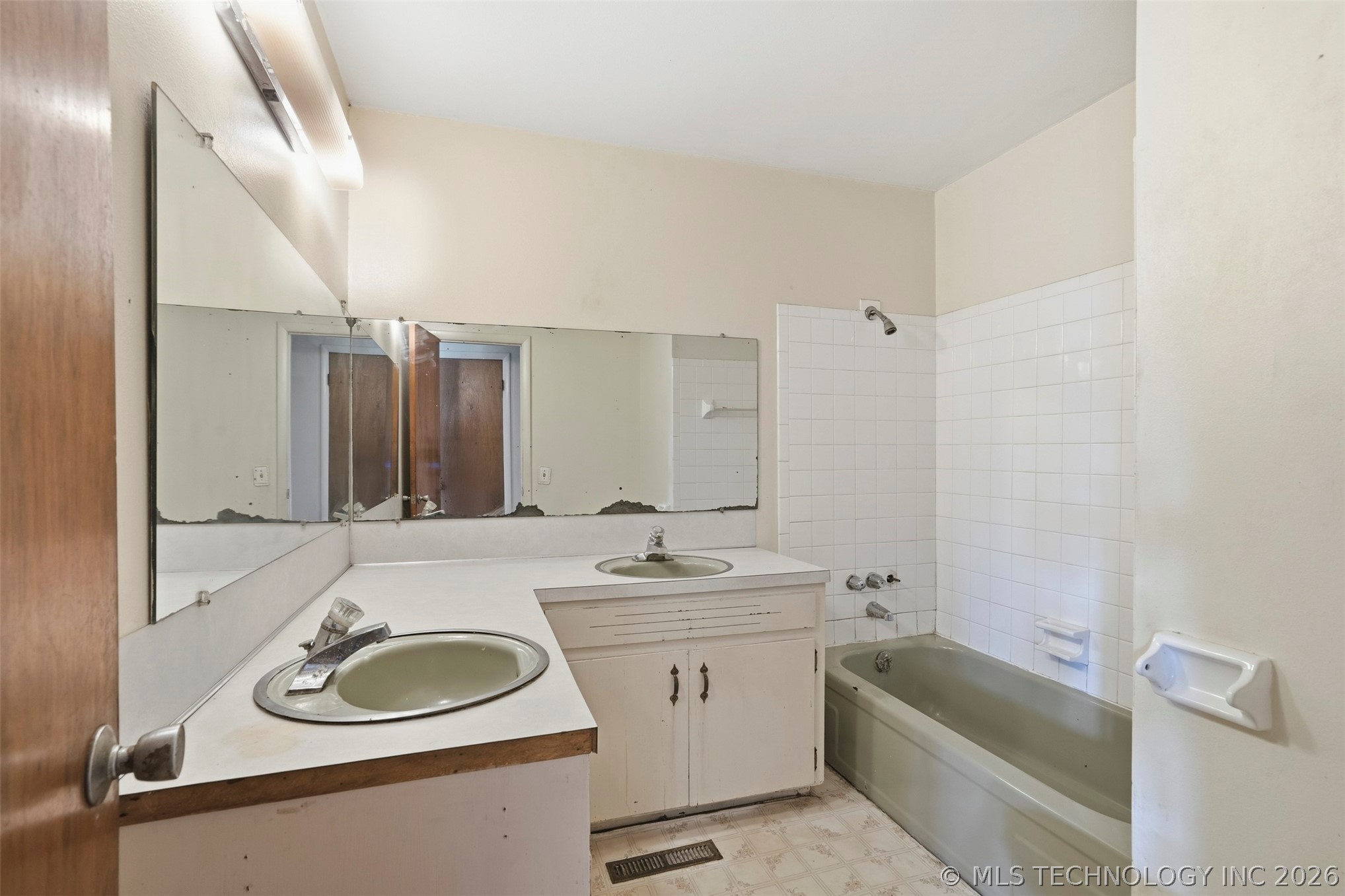 909 Francis Property Photo 21