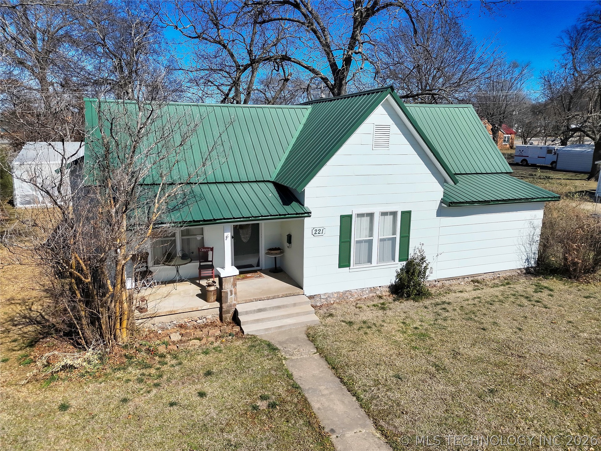 221 W Poplar Street Property Photo 1