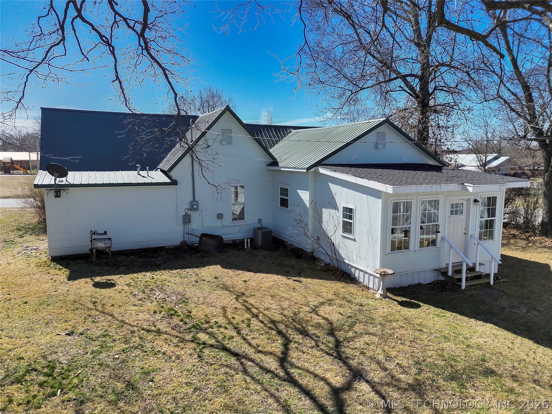 221 W Poplar Street Property Photo 4