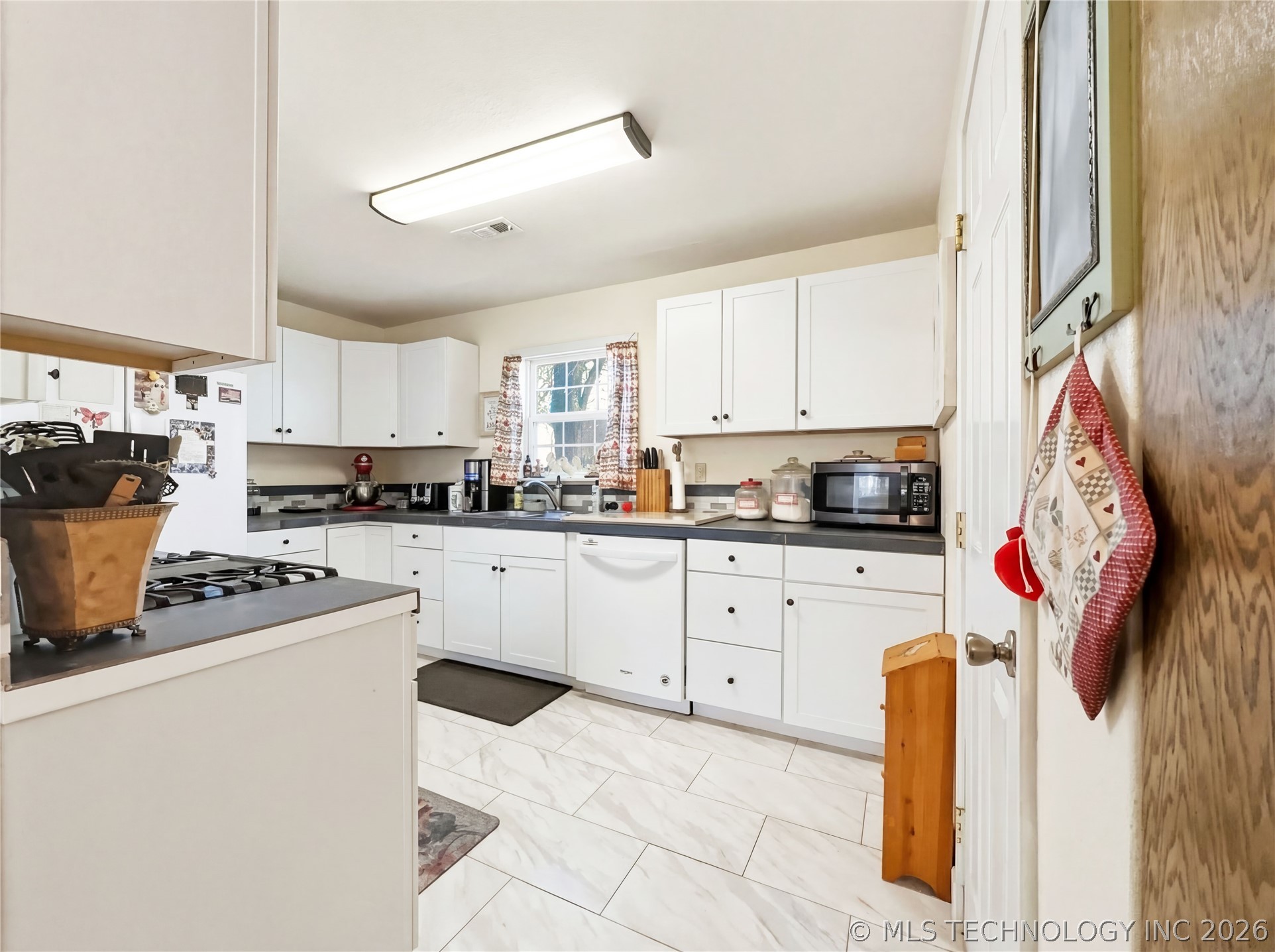 221 W Poplar Street Property Photo 11