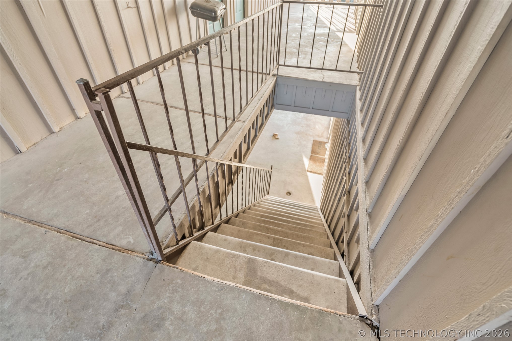 5623 S Quincy Avenue Property Photo 4