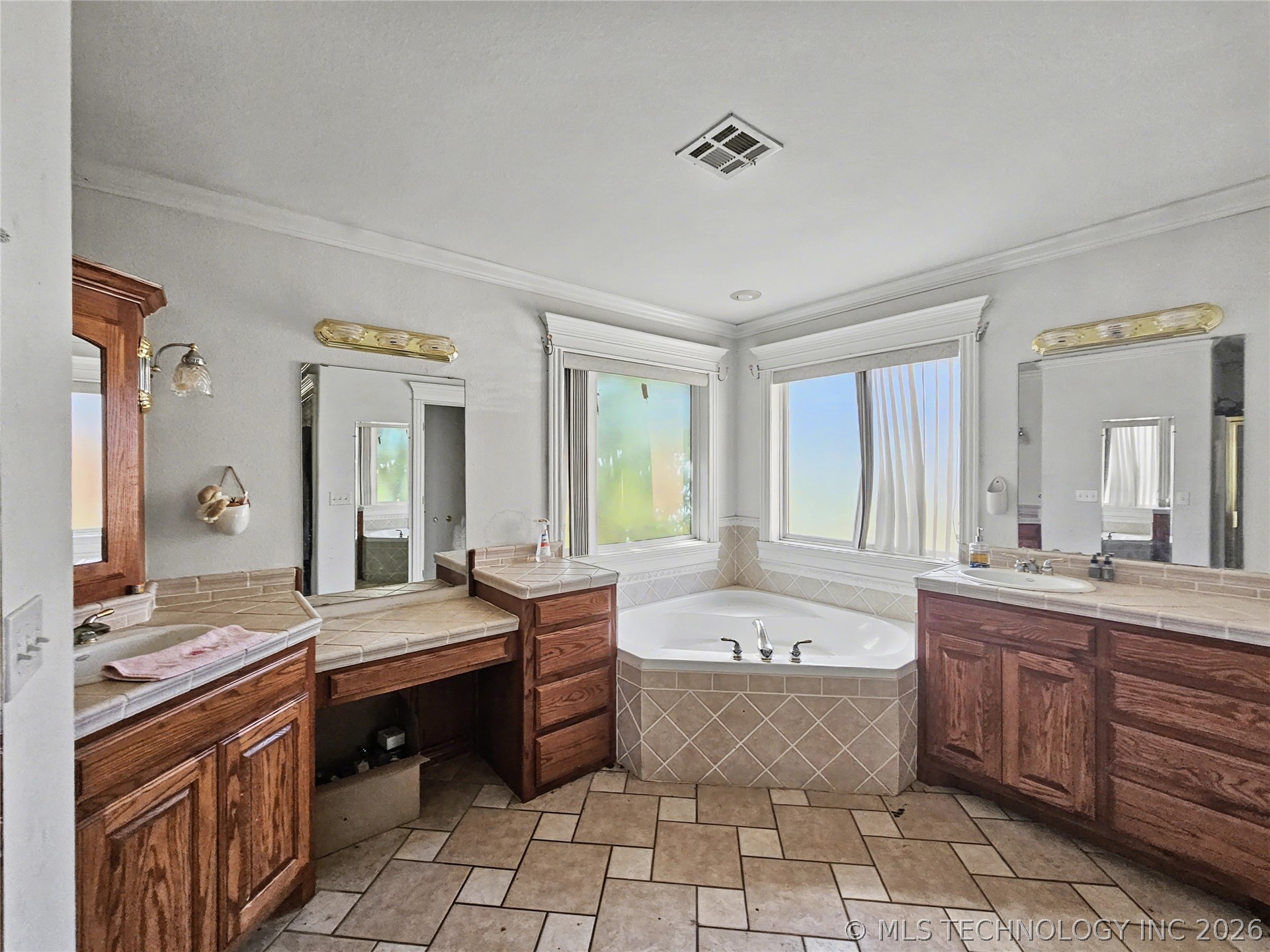 502 W 3rd Place Property Photo 36