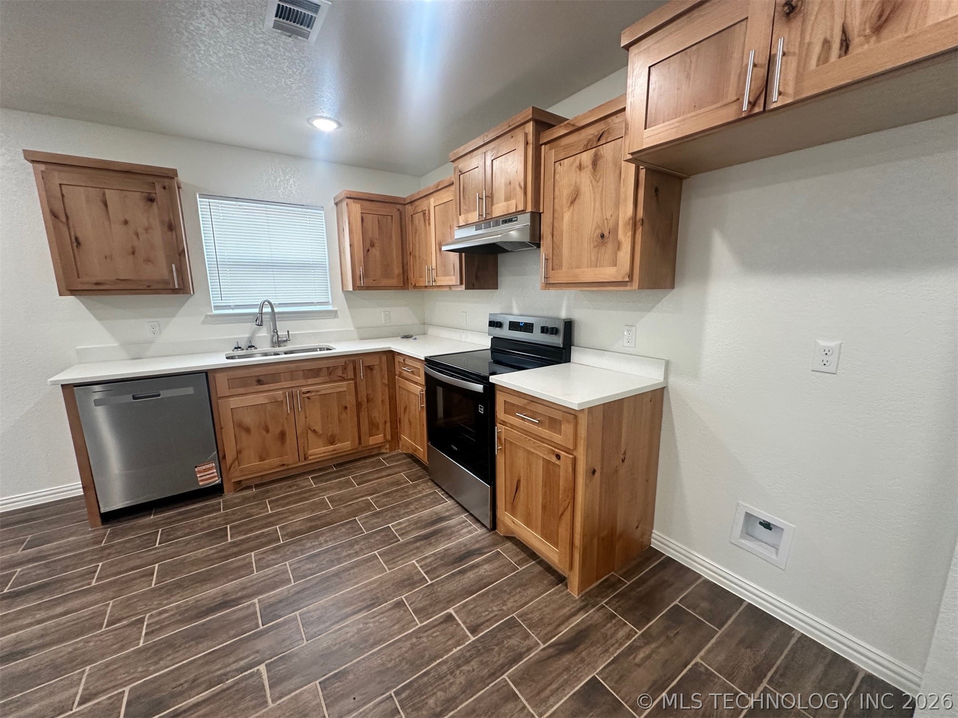 221 E Elm Street Property Photo 4