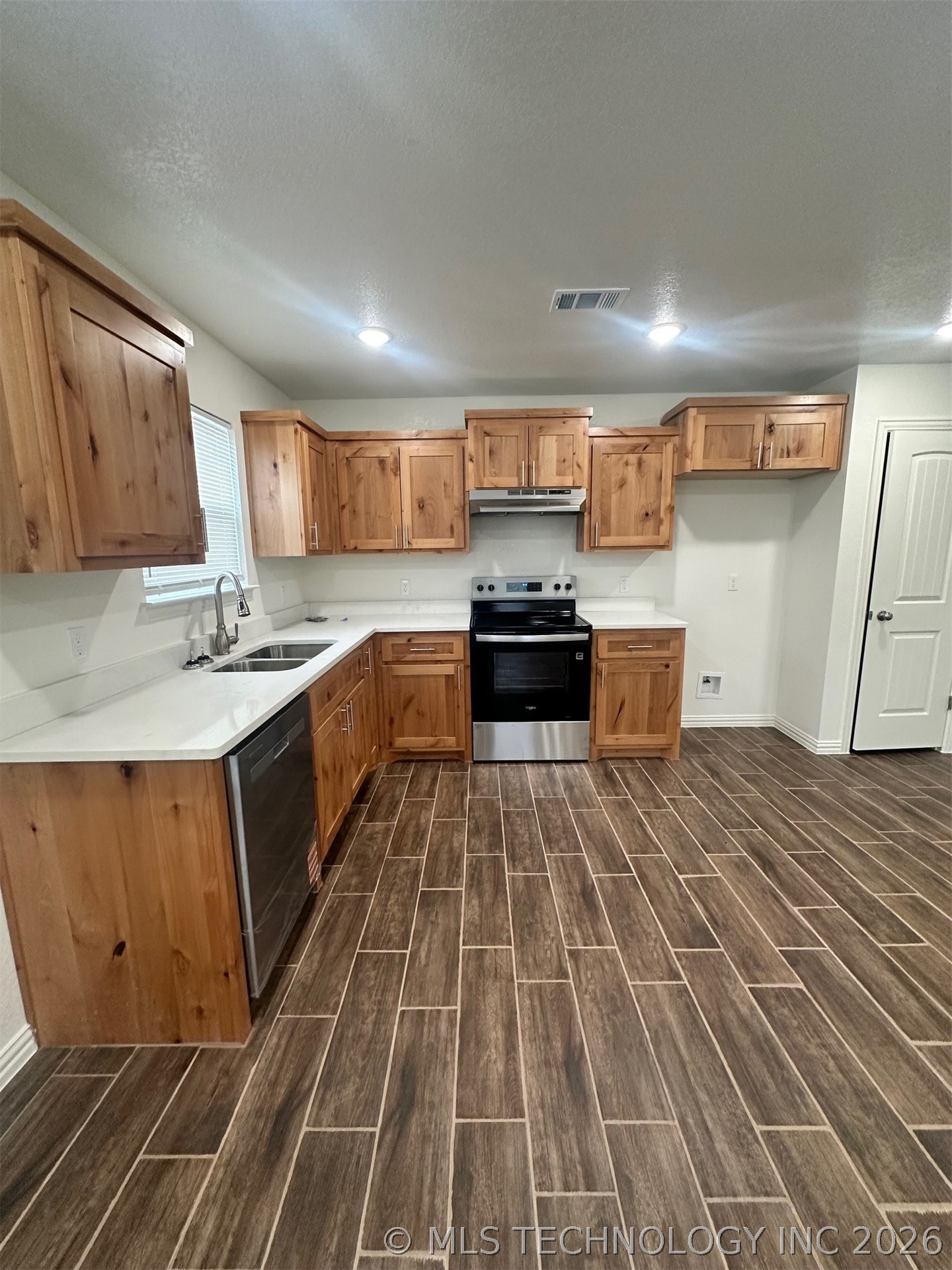 221 E Elm Street Property Photo 5