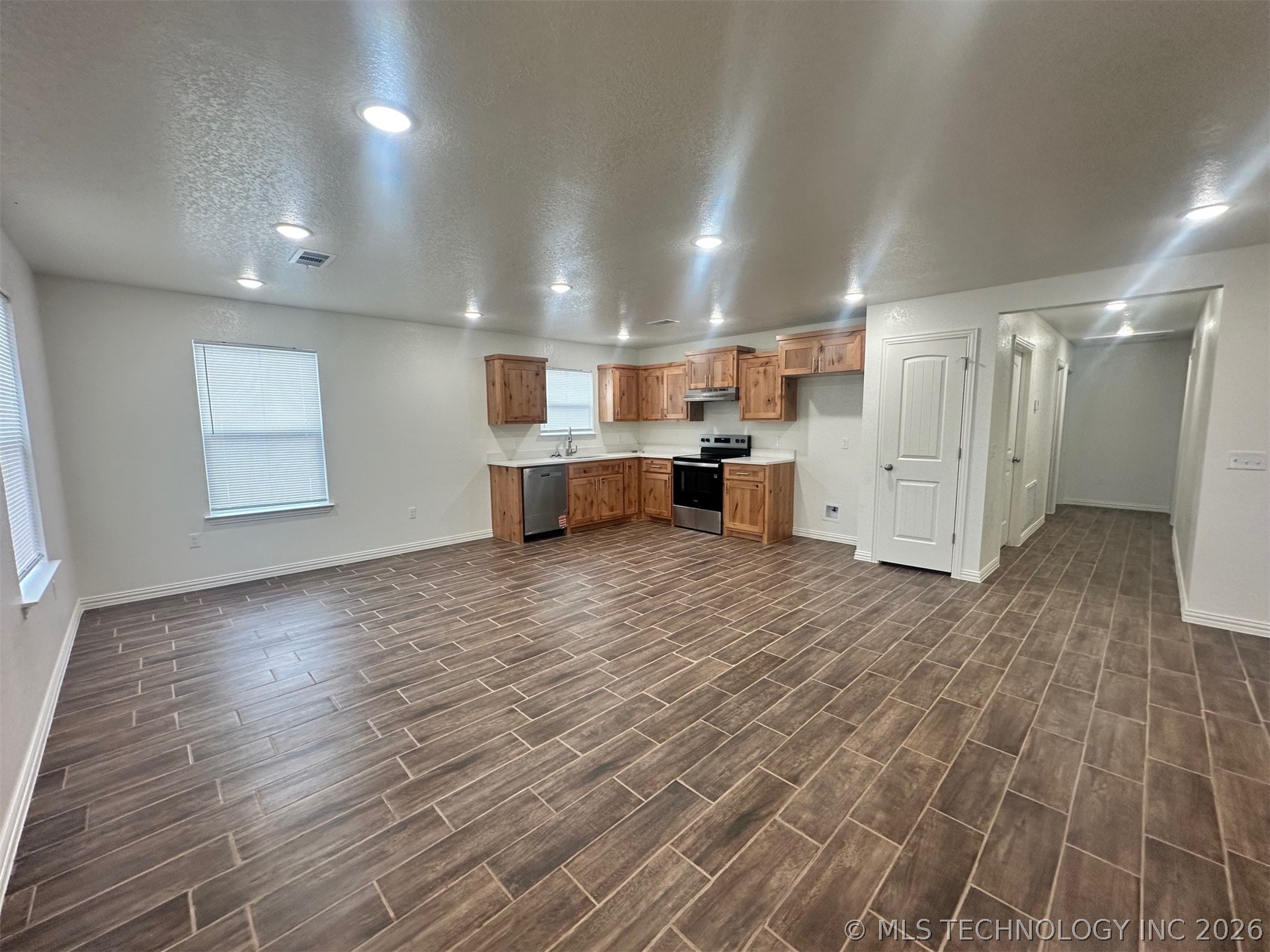 221 E Elm Street Property Photo 6